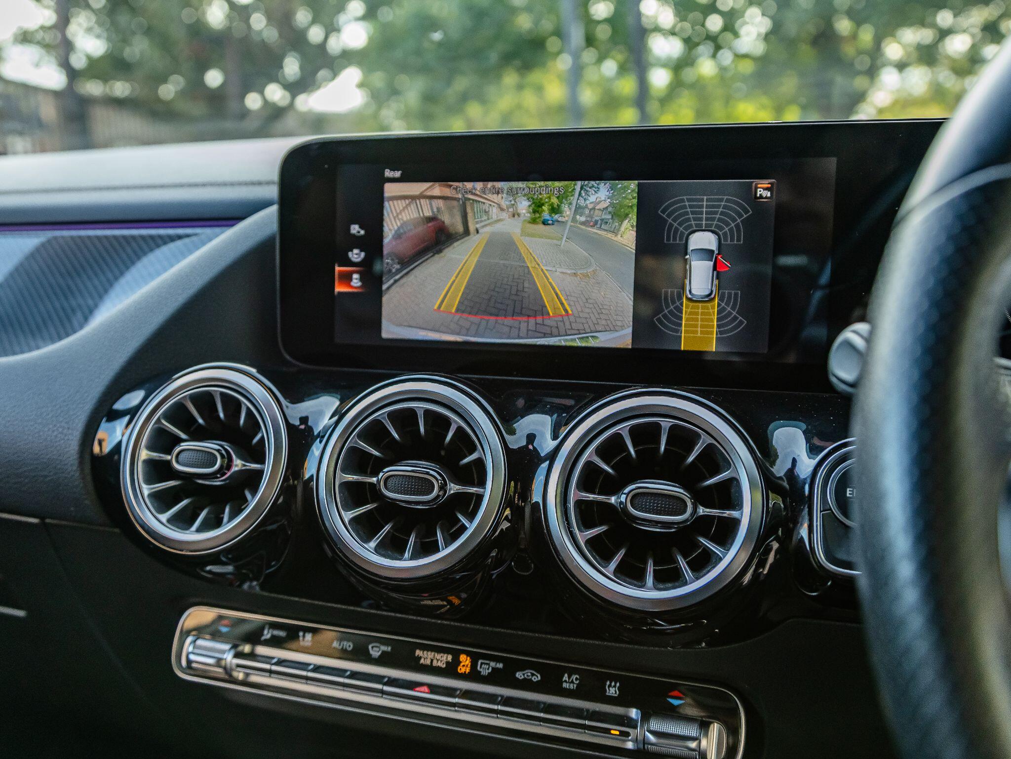 Mercedes-Benz GLA view 26