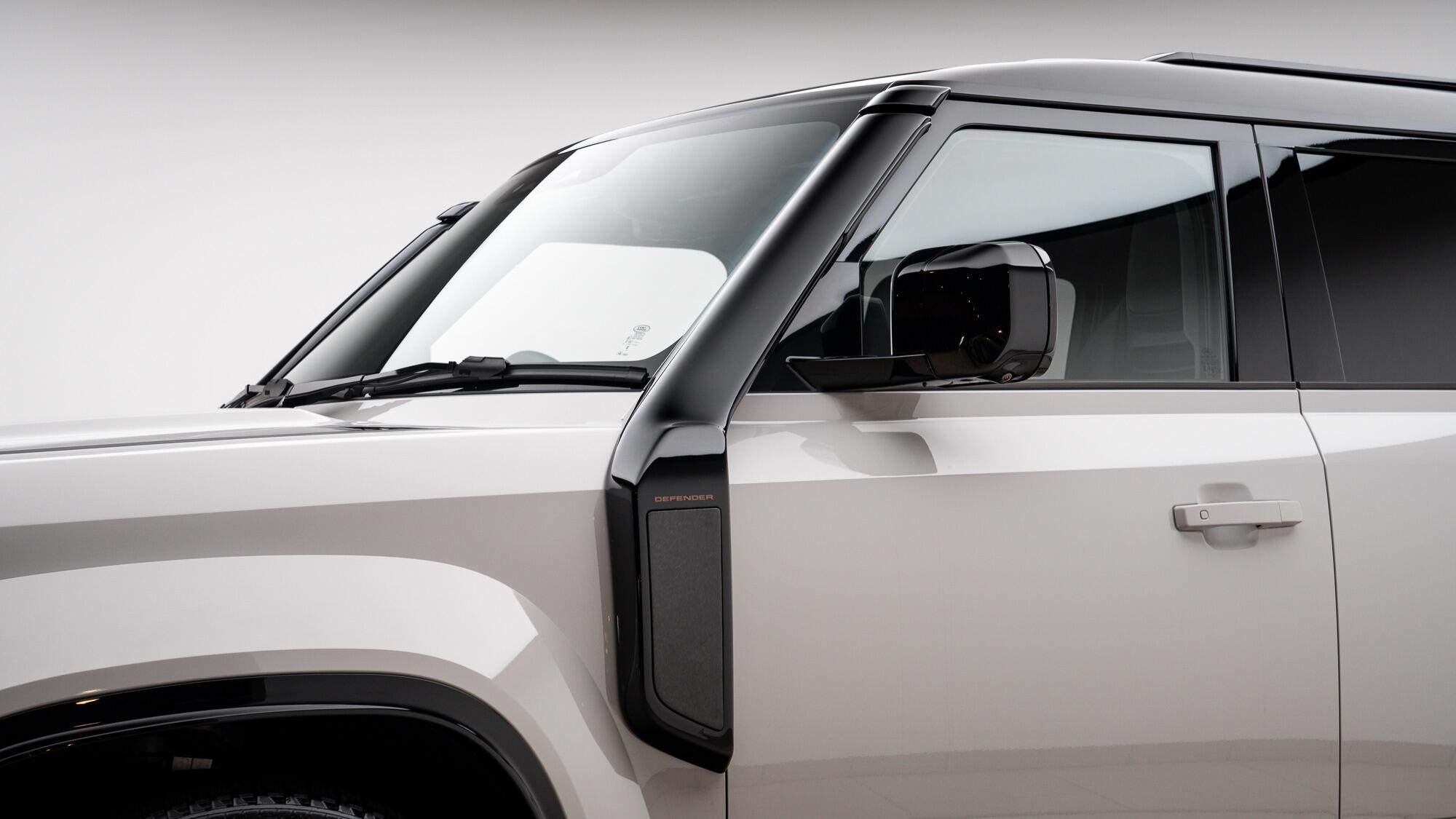 Land Rover Defender 110 view 13