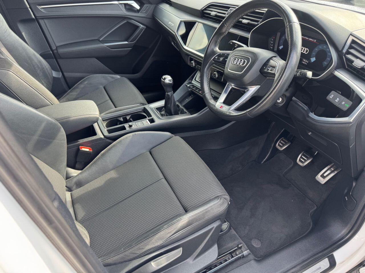 Audi Q3 view 15