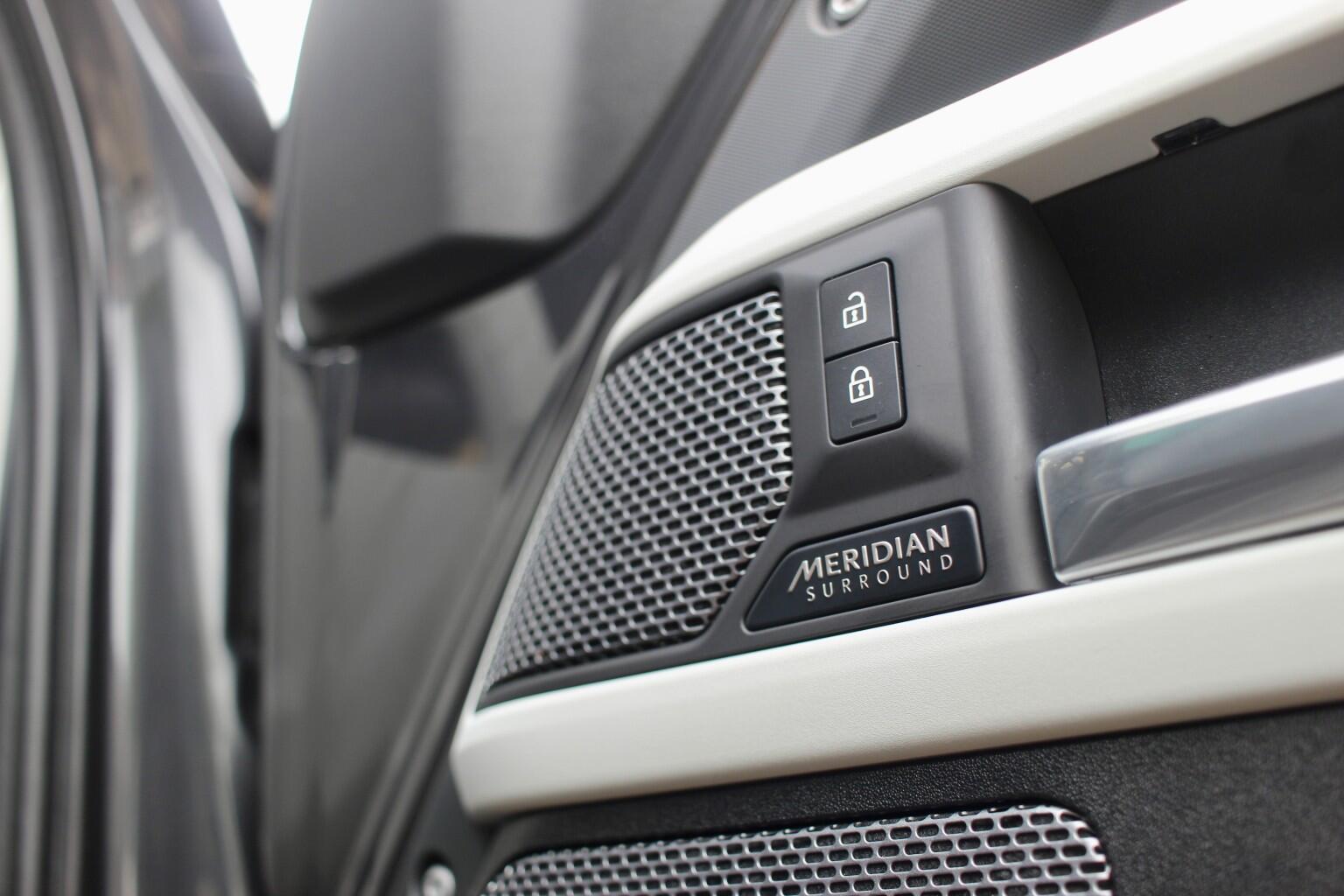Land Rover Defender view 41