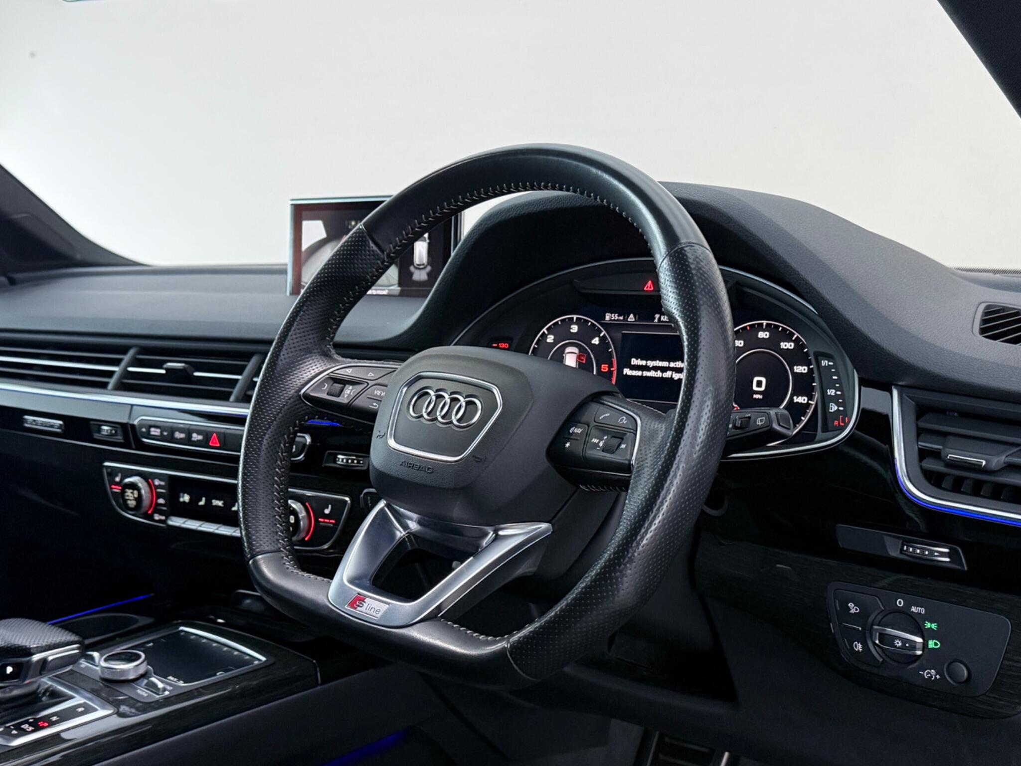 Audi Q7 view 29