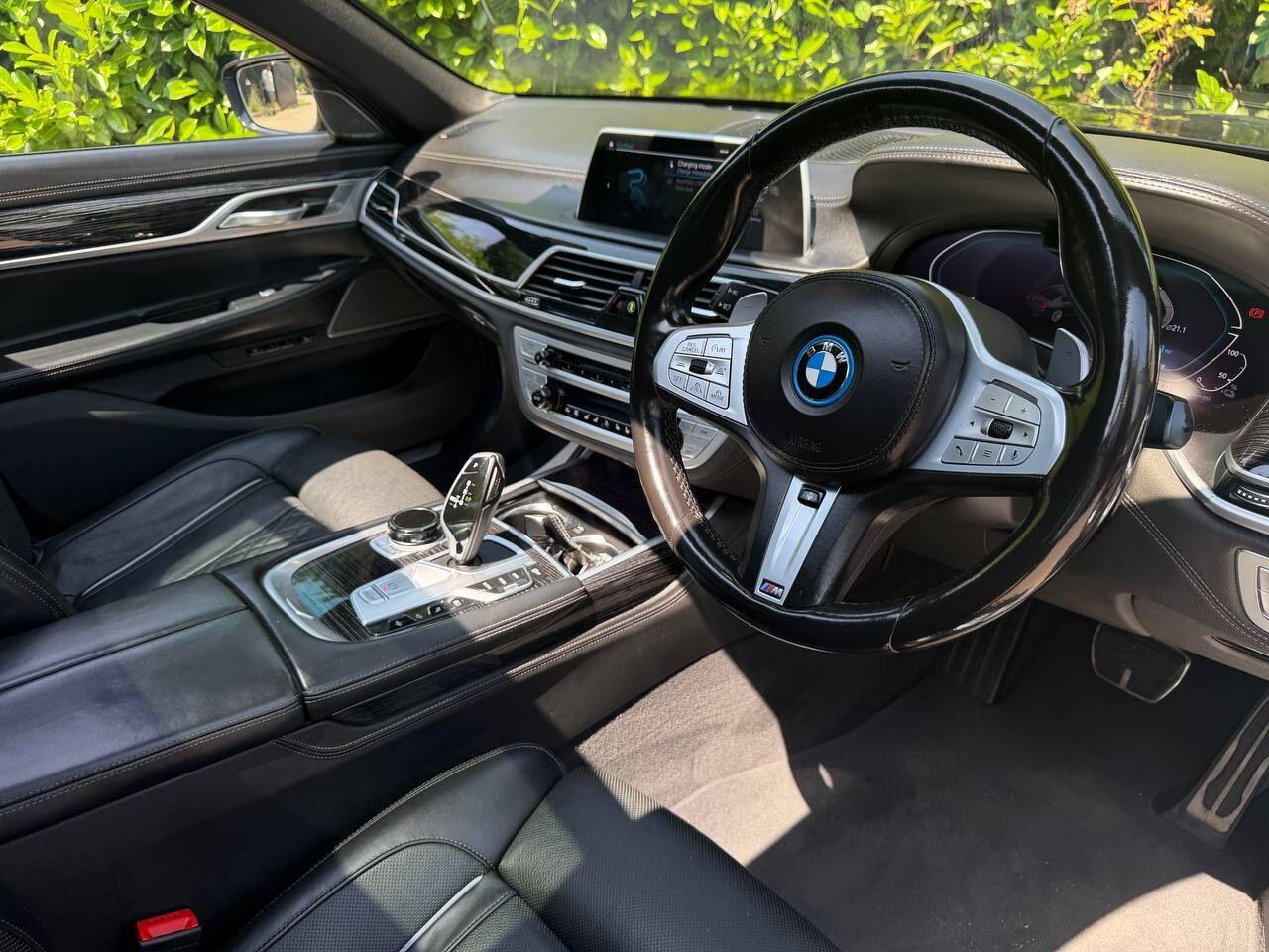 BMW 7 Series view 10