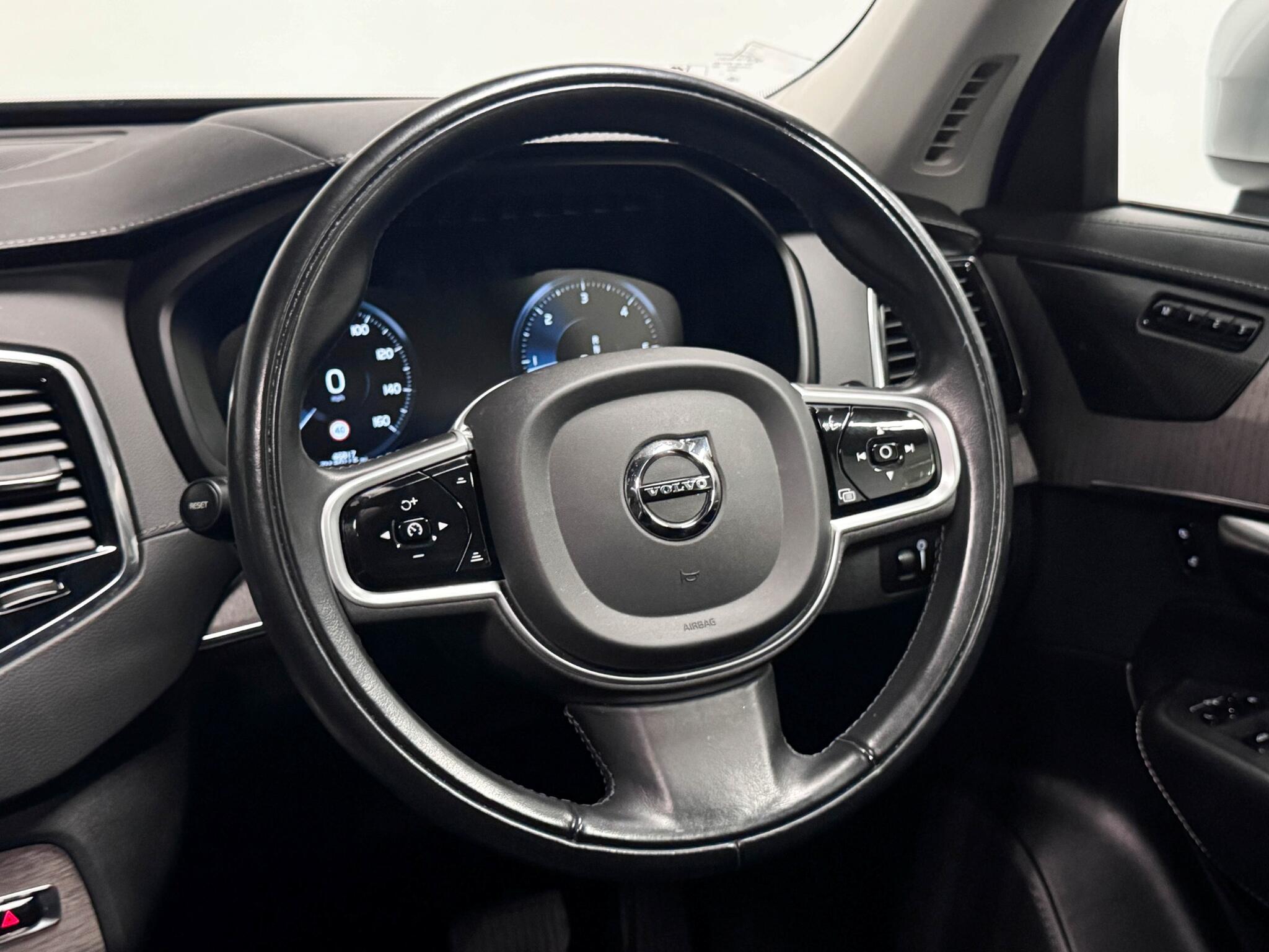 Volvo XC90 view 33