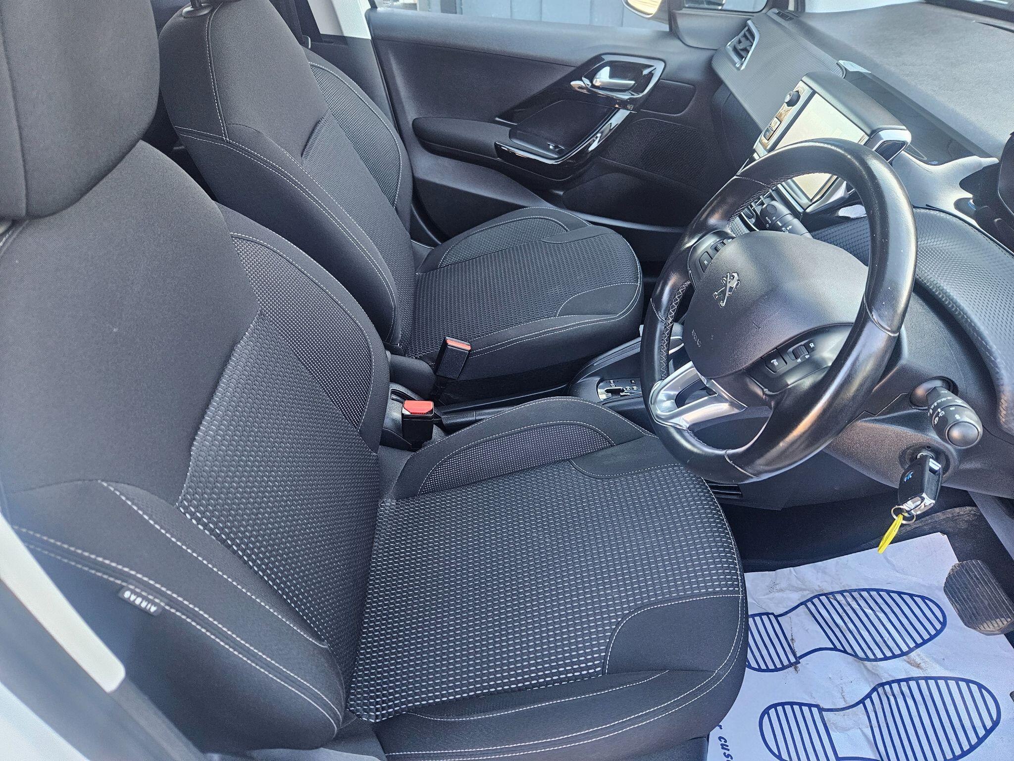 2017 Peugeot 208 image 12