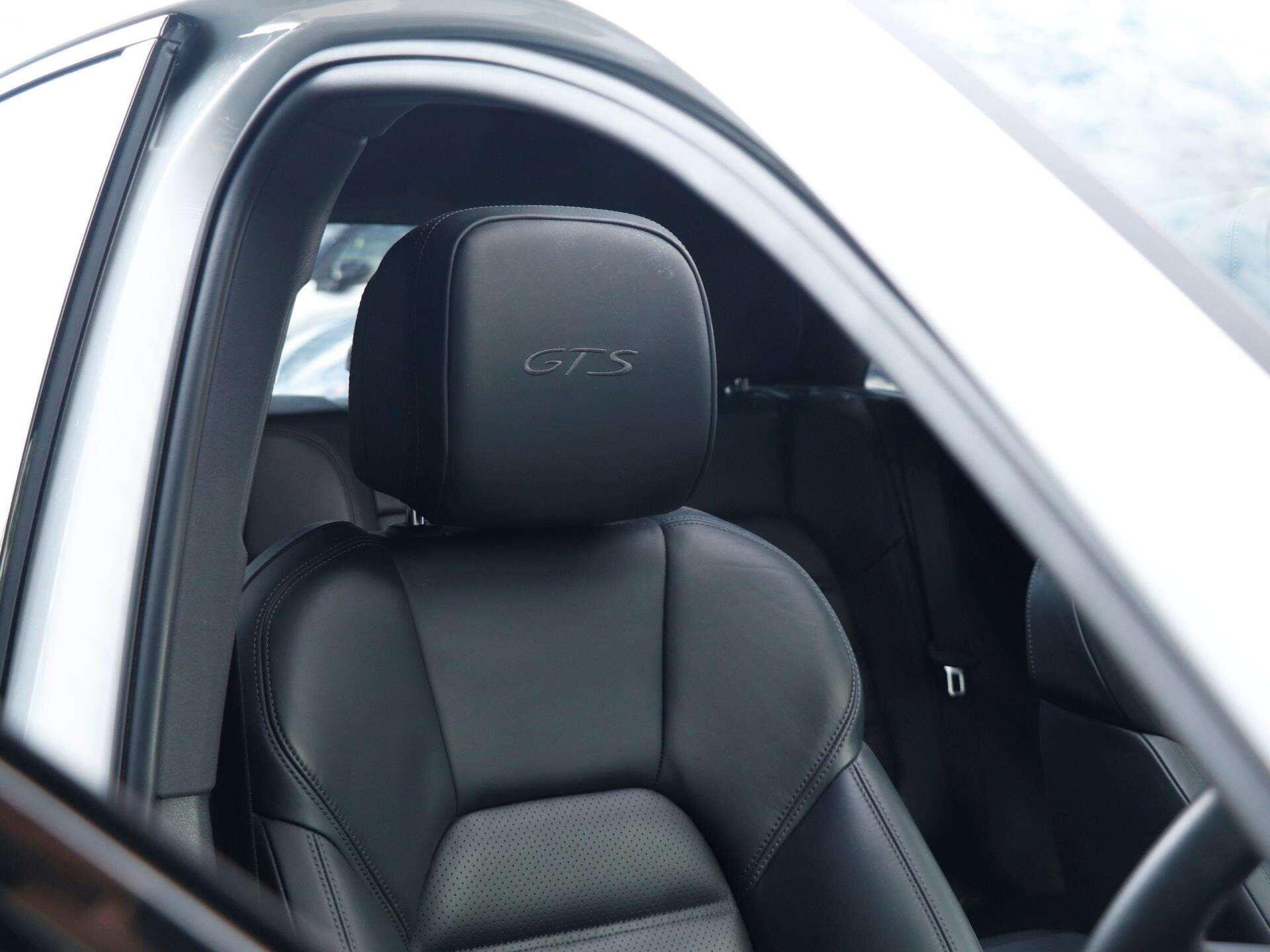 Porsche Macan view 25