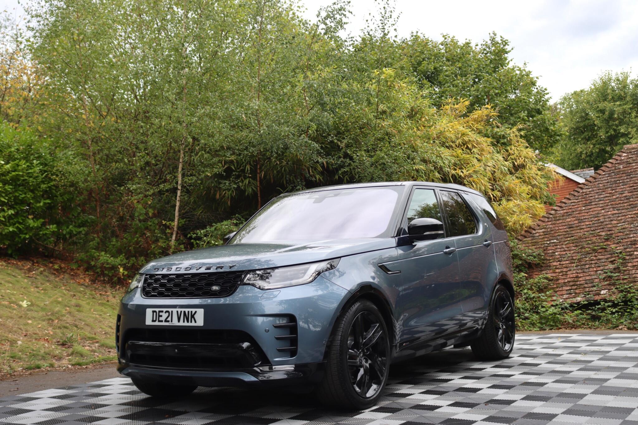Land Rover Discovery view 3