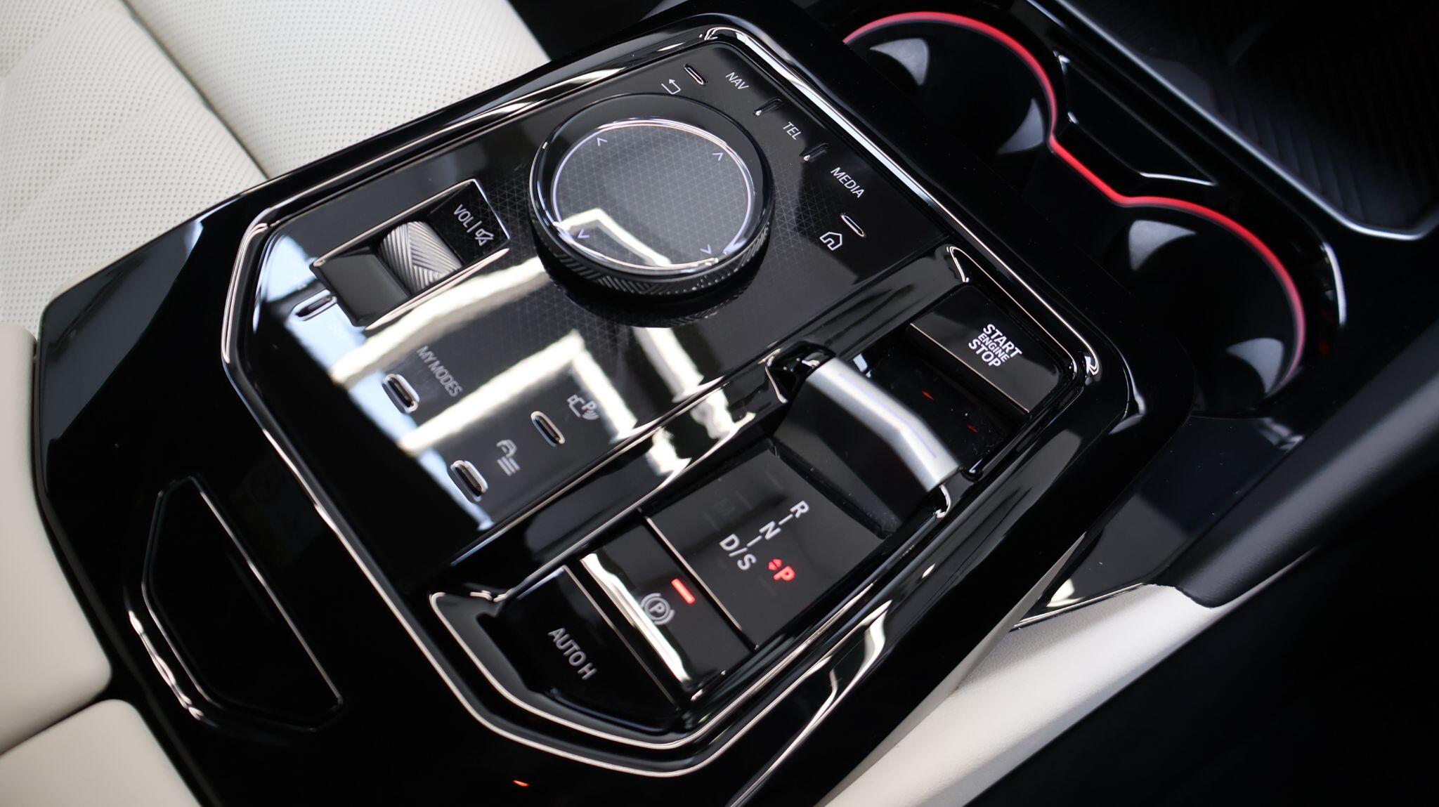 BMW 5 Series view 9
