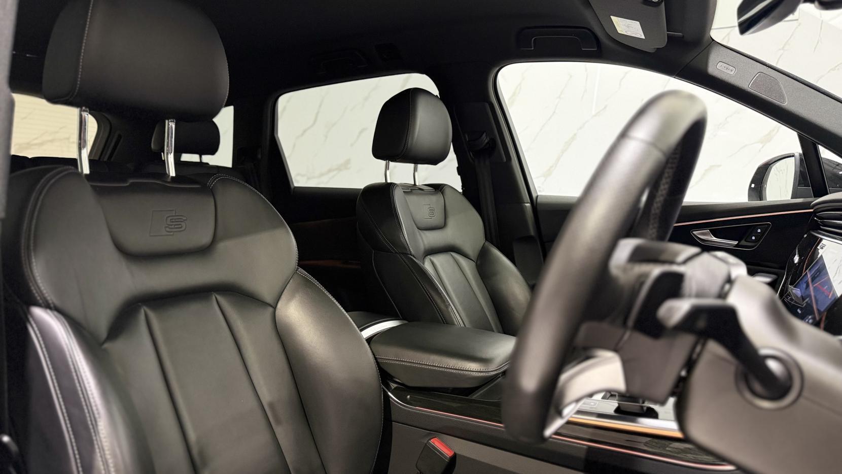 Audi Q7 view 3