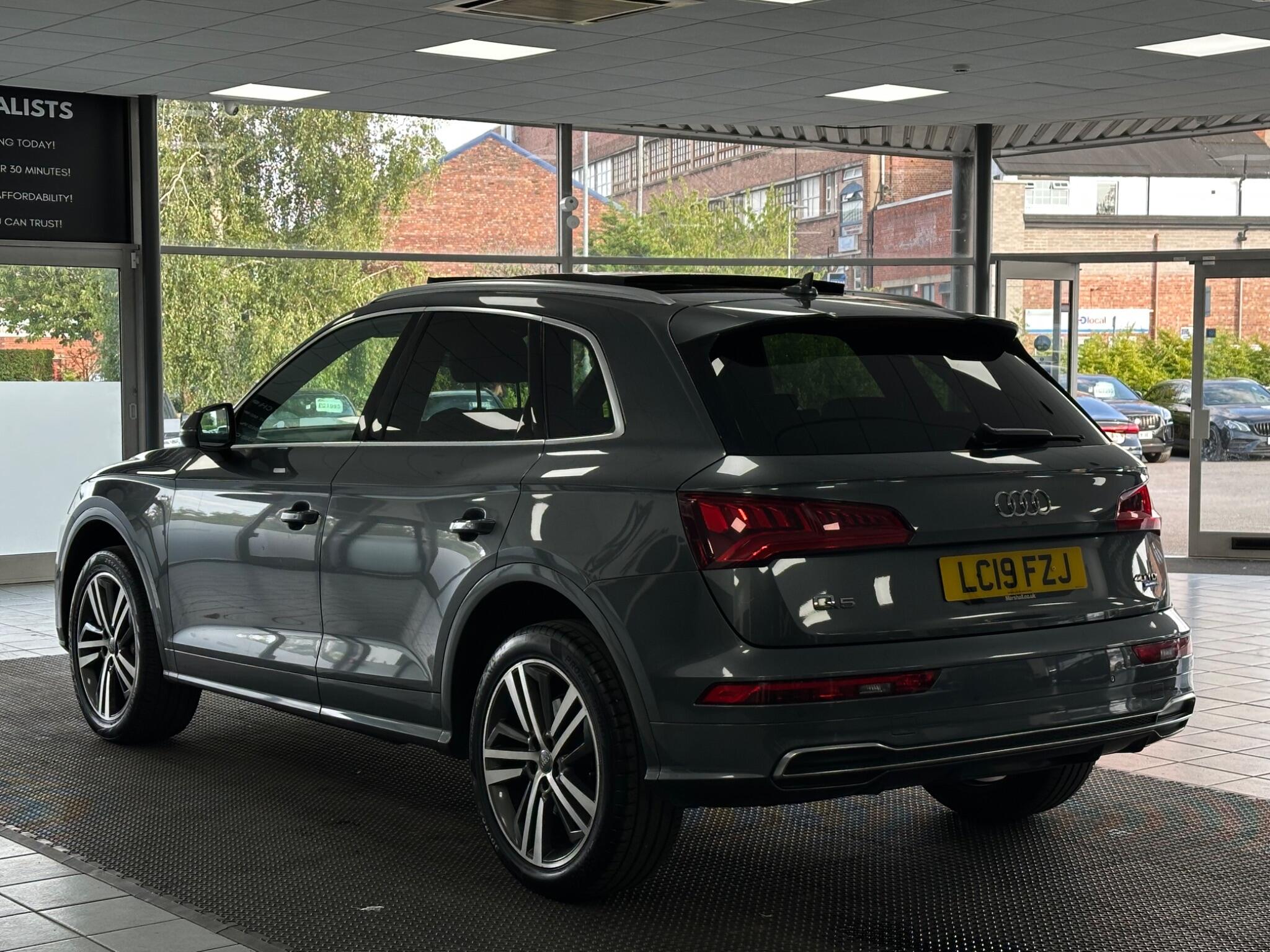 Audi Q5 view 9