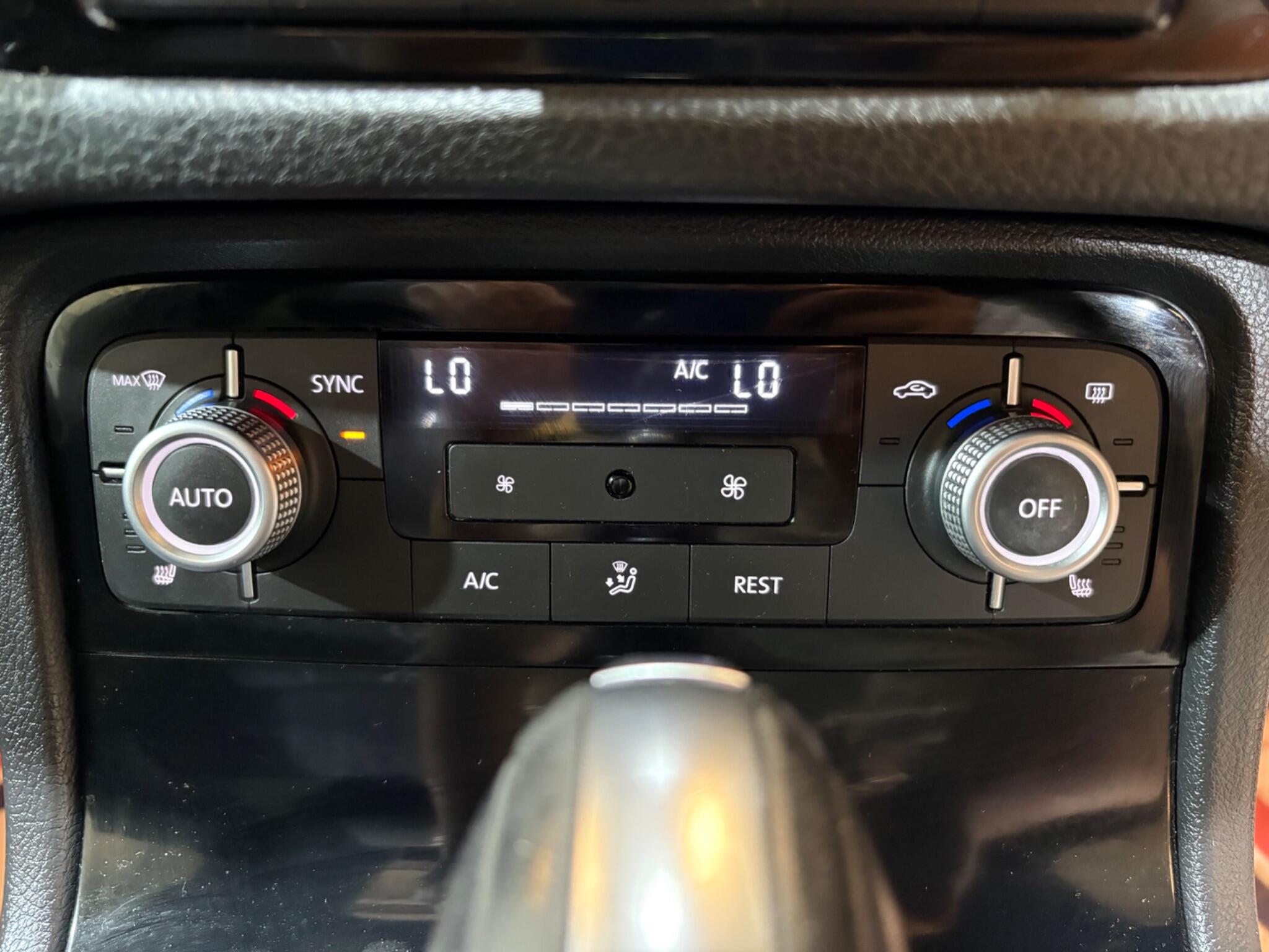 Volkswagen Touareg view 24