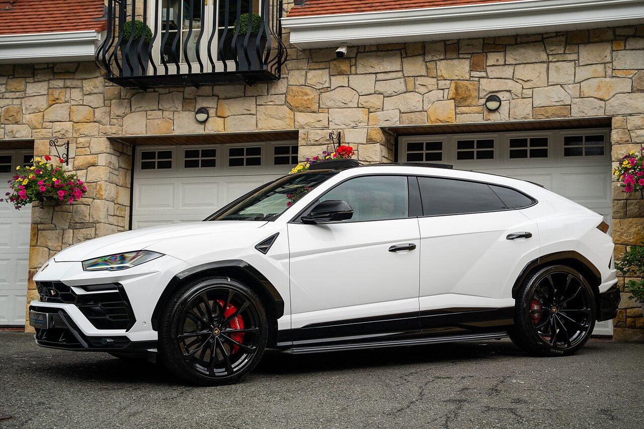 Lamborghini Urus view 45