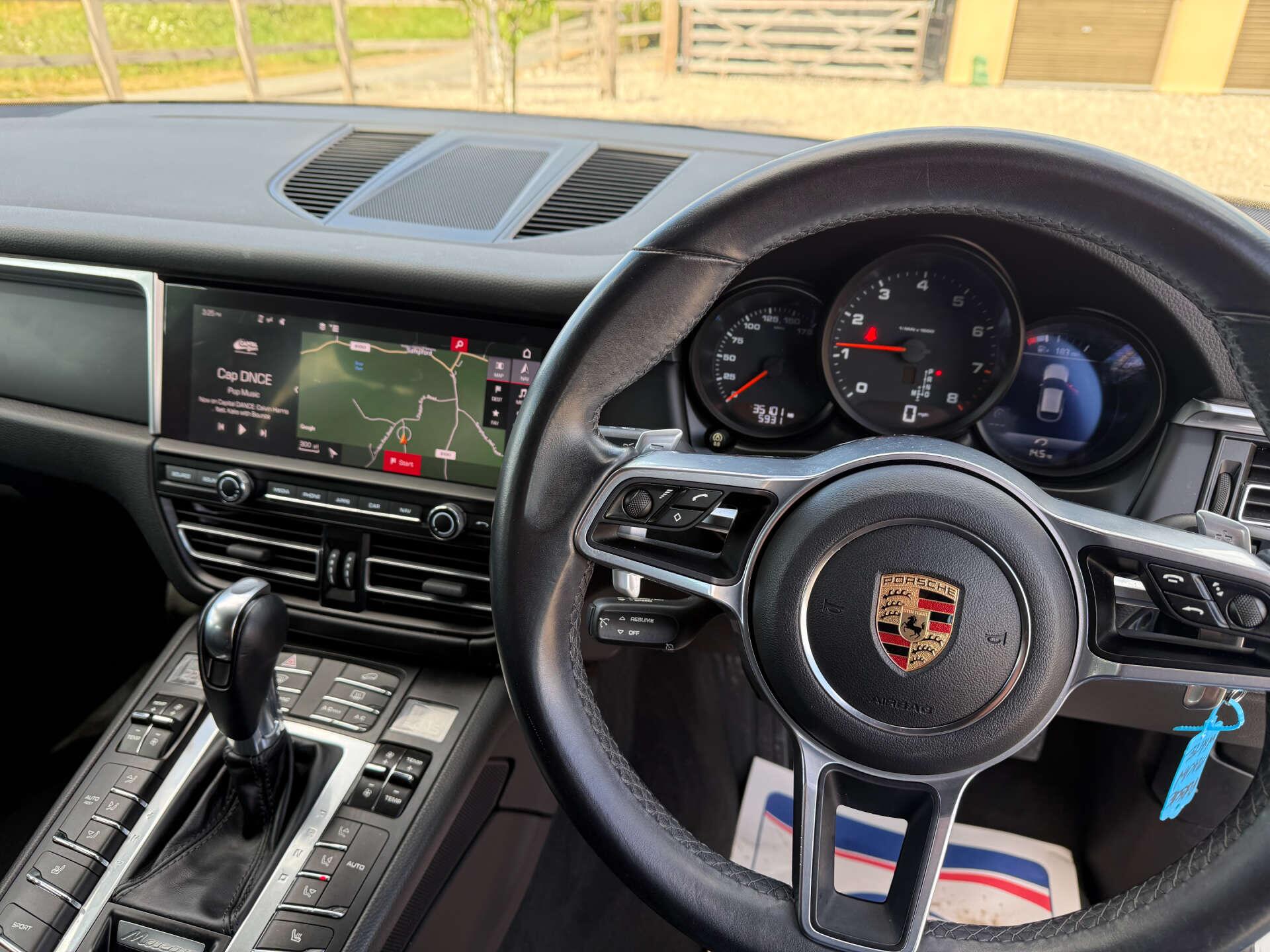 Porsche Macan view 22