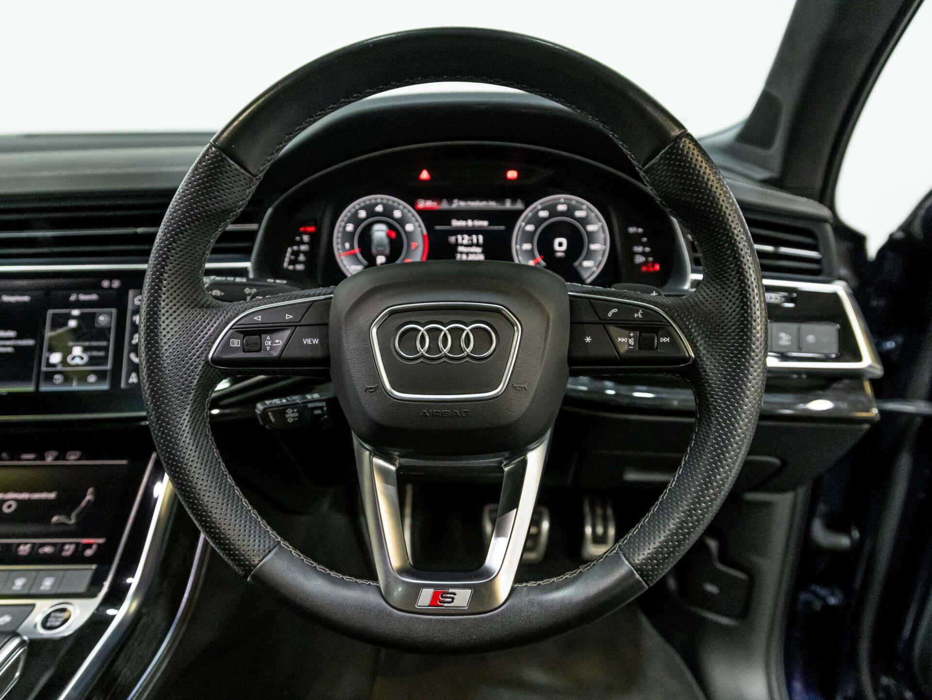 Audi Q7 view 32