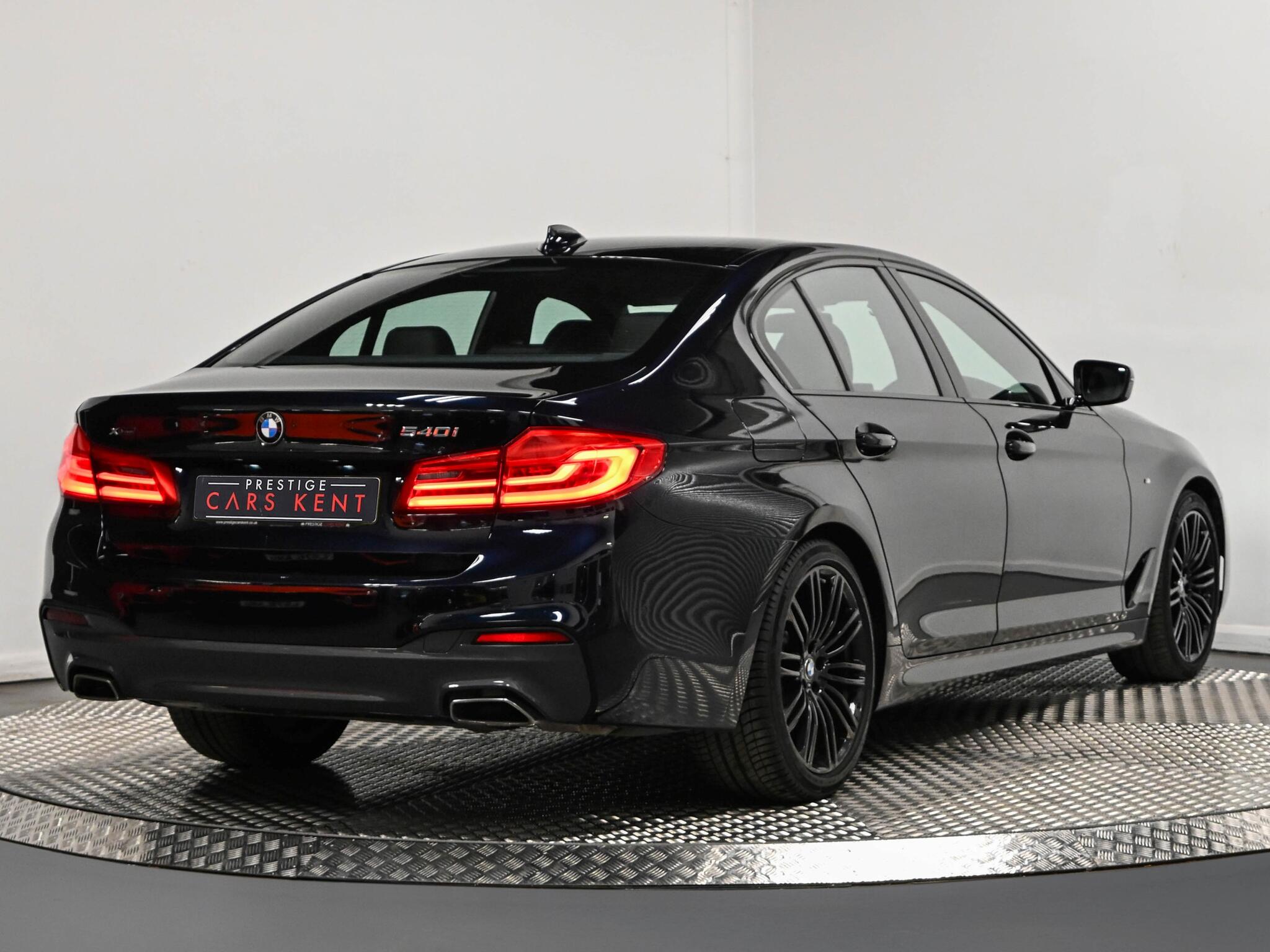 BMW 5 Series view 9
