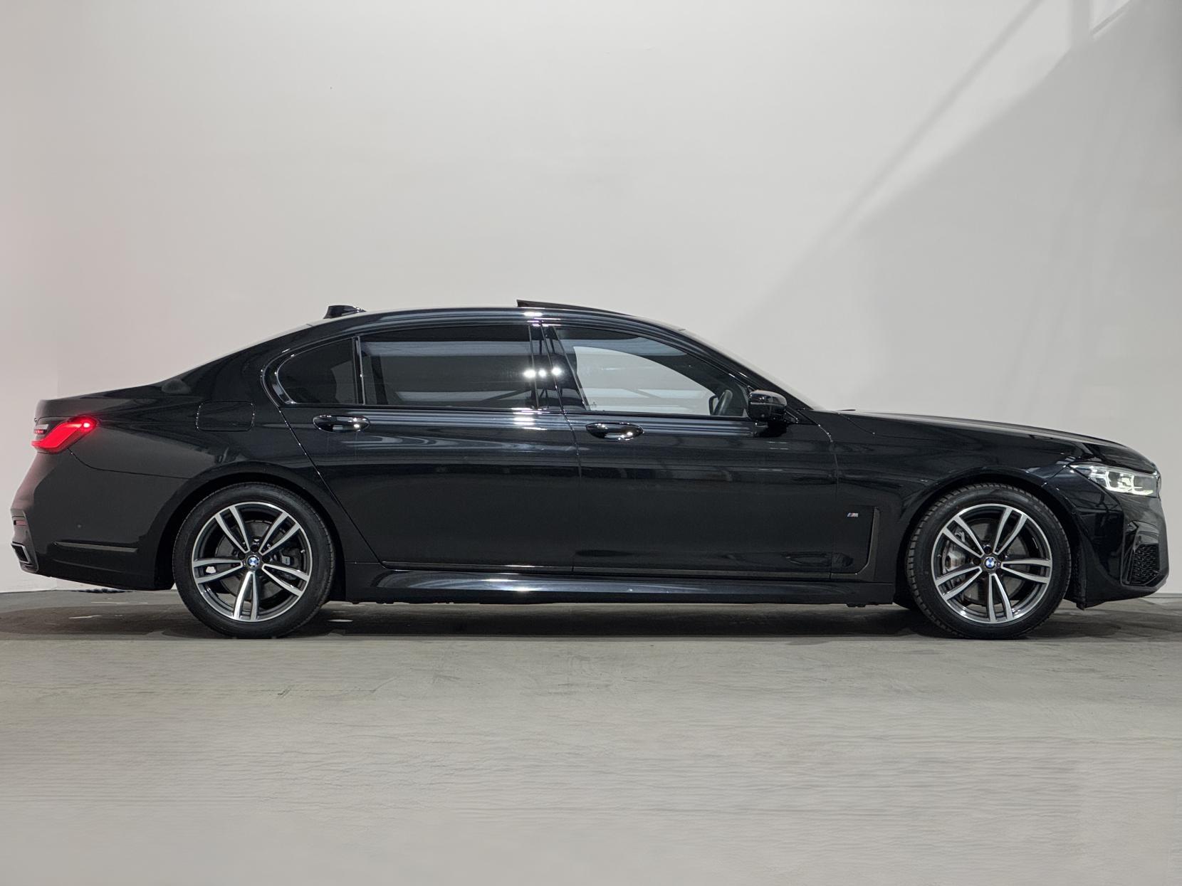 BMW 7 Series view 18
