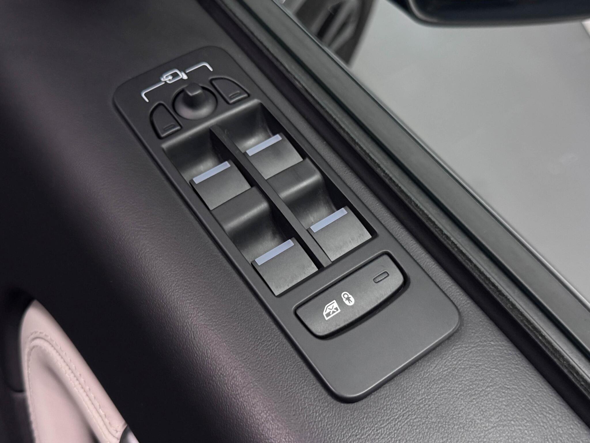 Land Rover Discovery Sport view 16