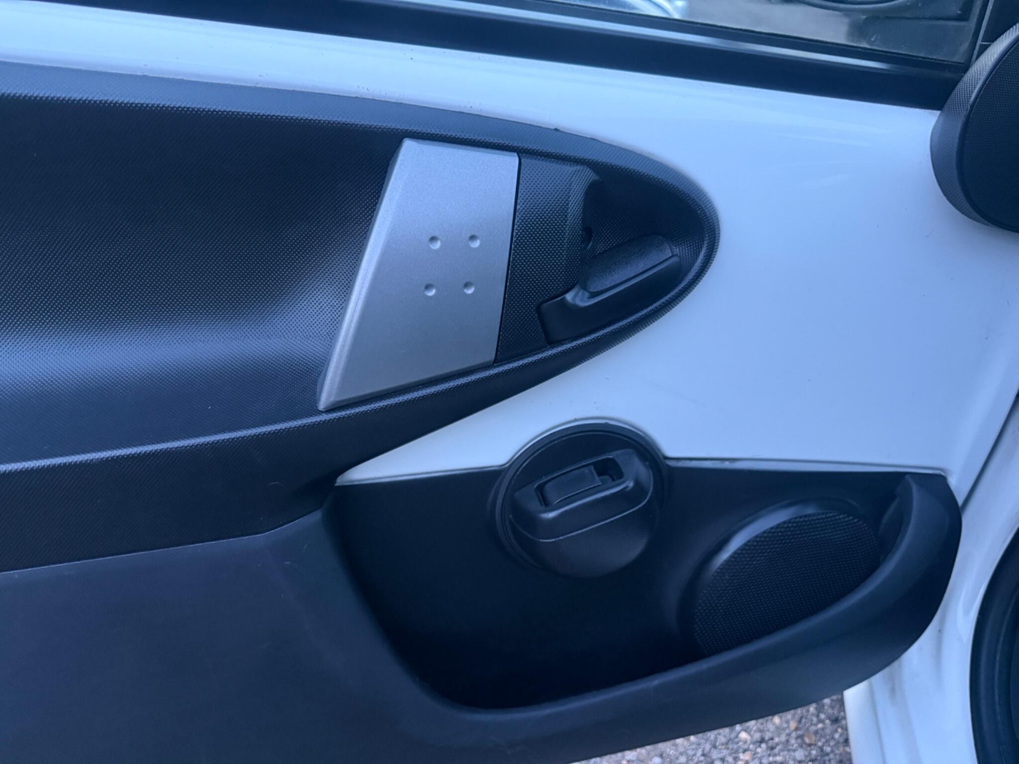 2013 Citroen C1 image 23