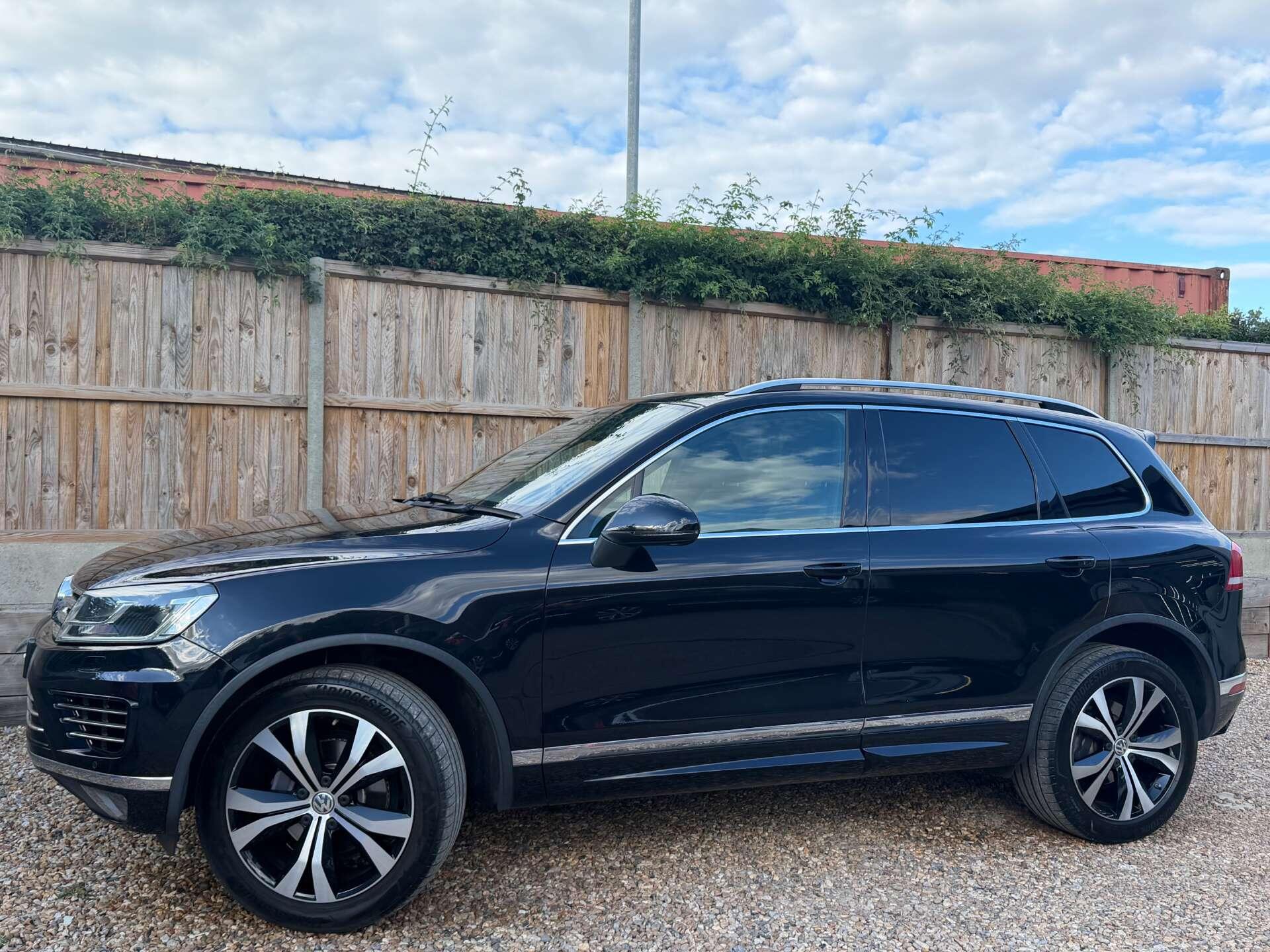 Volkswagen Touareg view 5