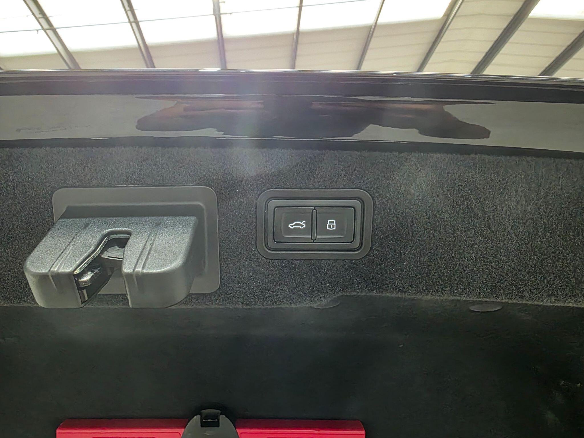 Audi A8 view 38