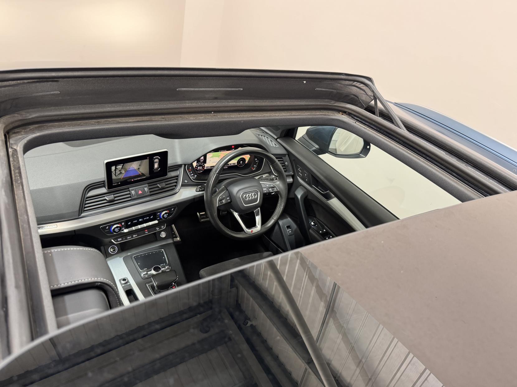 Audi Q5 view 12