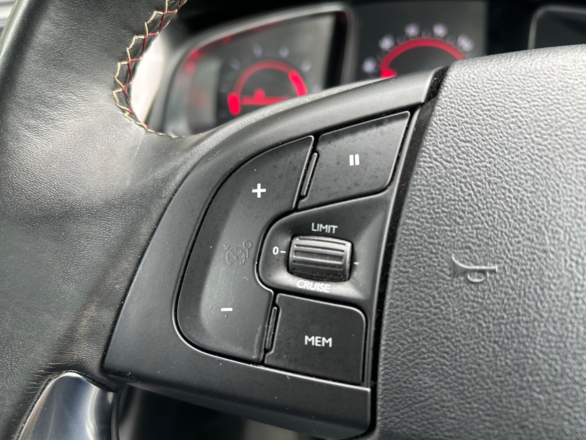 DS Automobiles DS 5 view 29