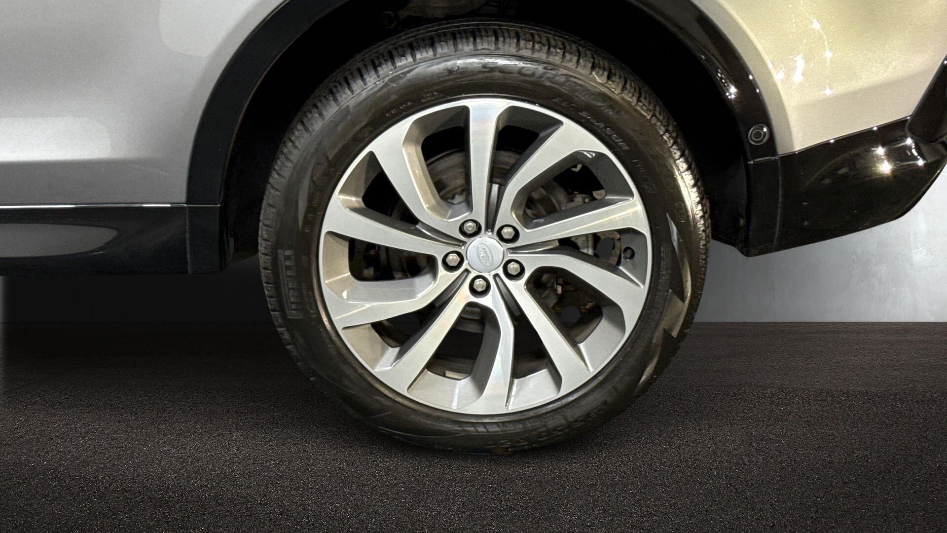 Land Rover Discovery Sport view 8