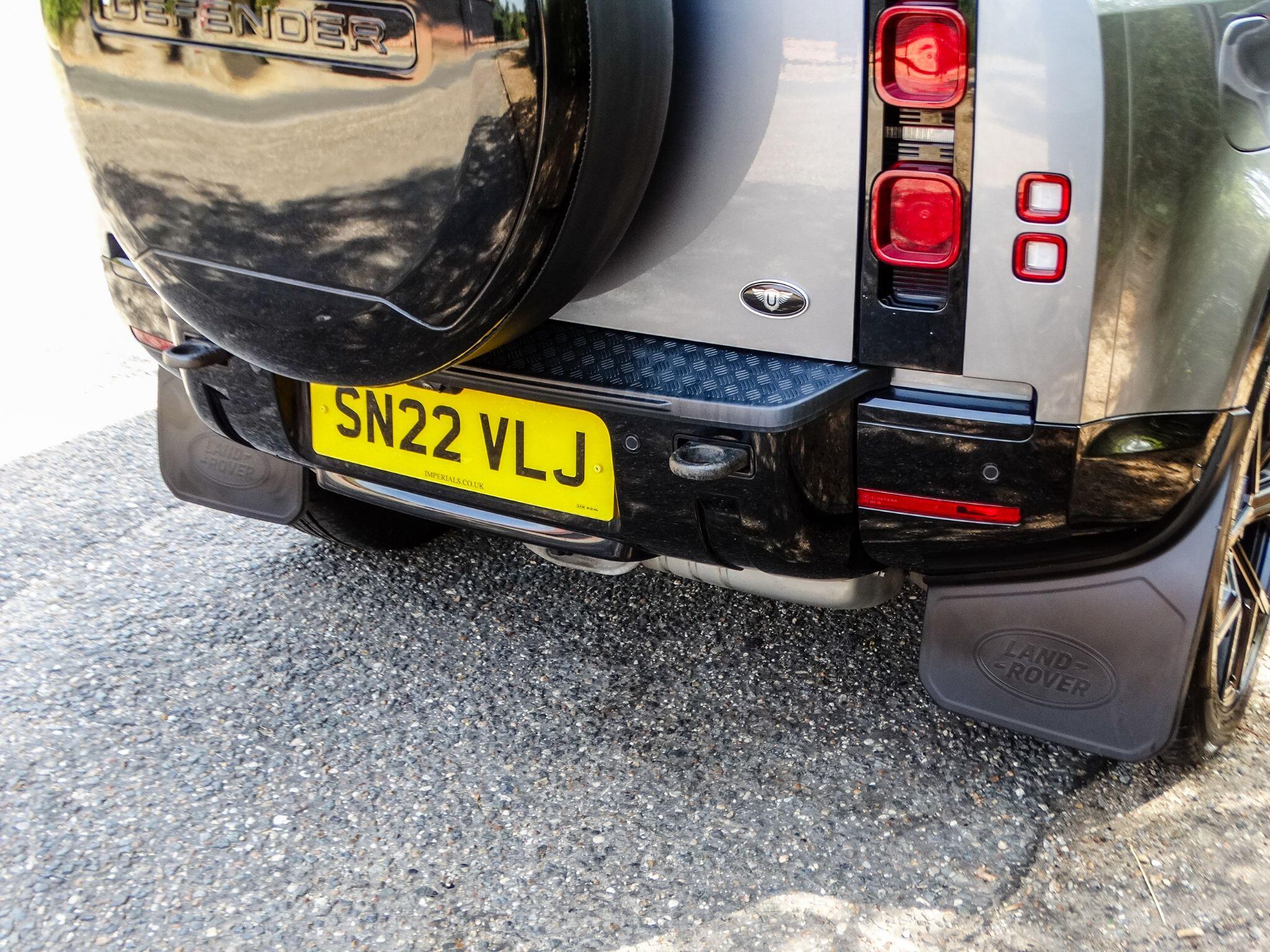 Land Rover Defender 110 view 30