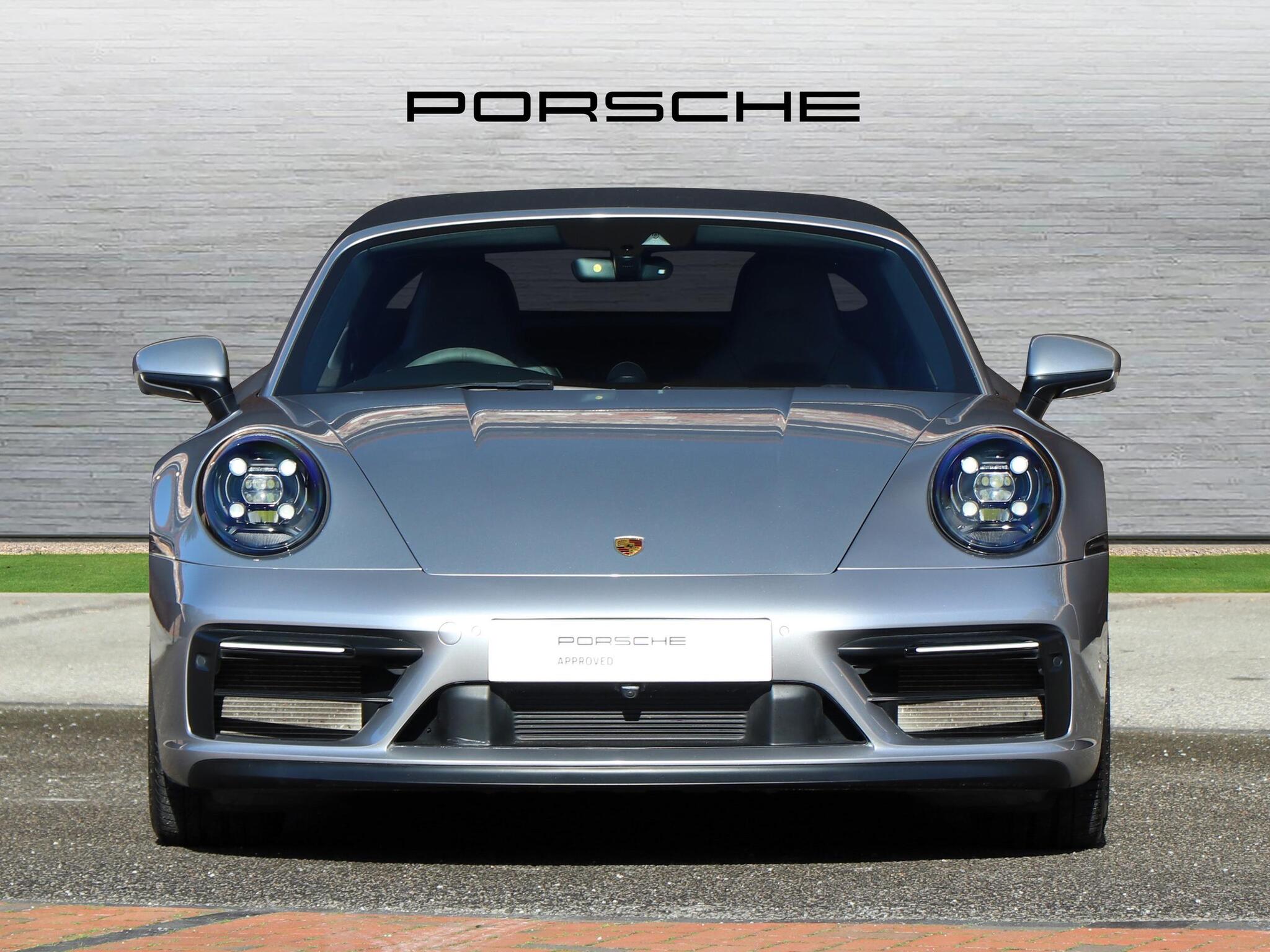 Porsche 911 view 7