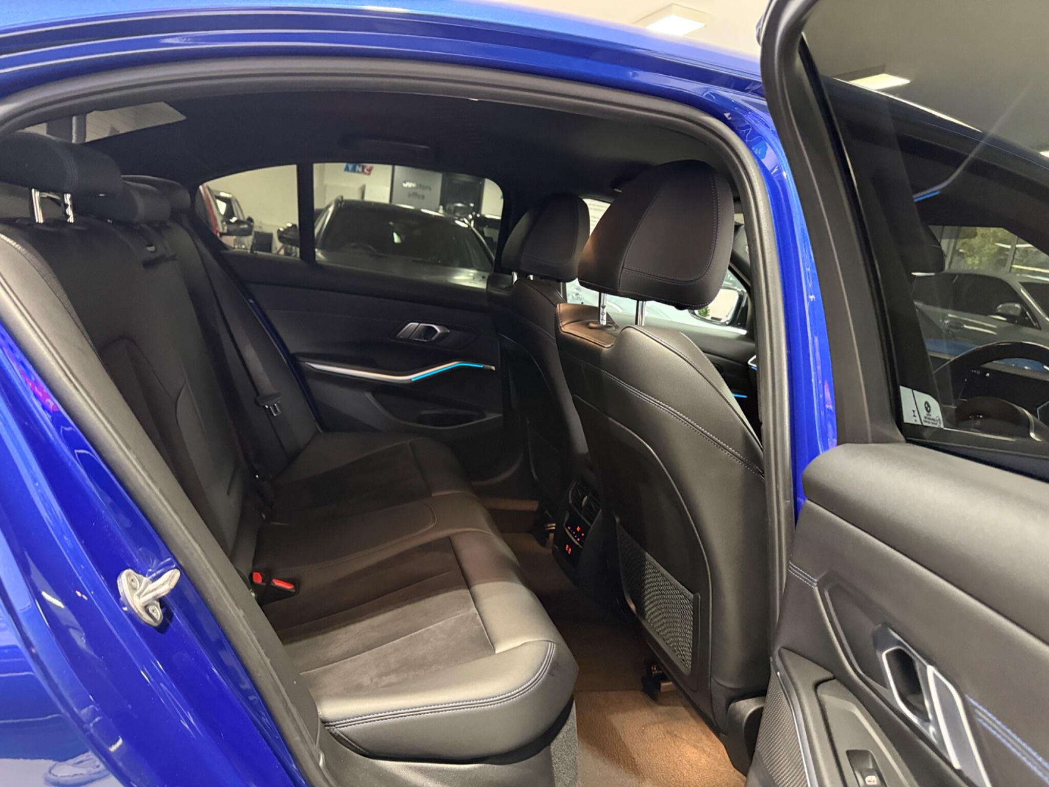 BMW 3 Series view 32