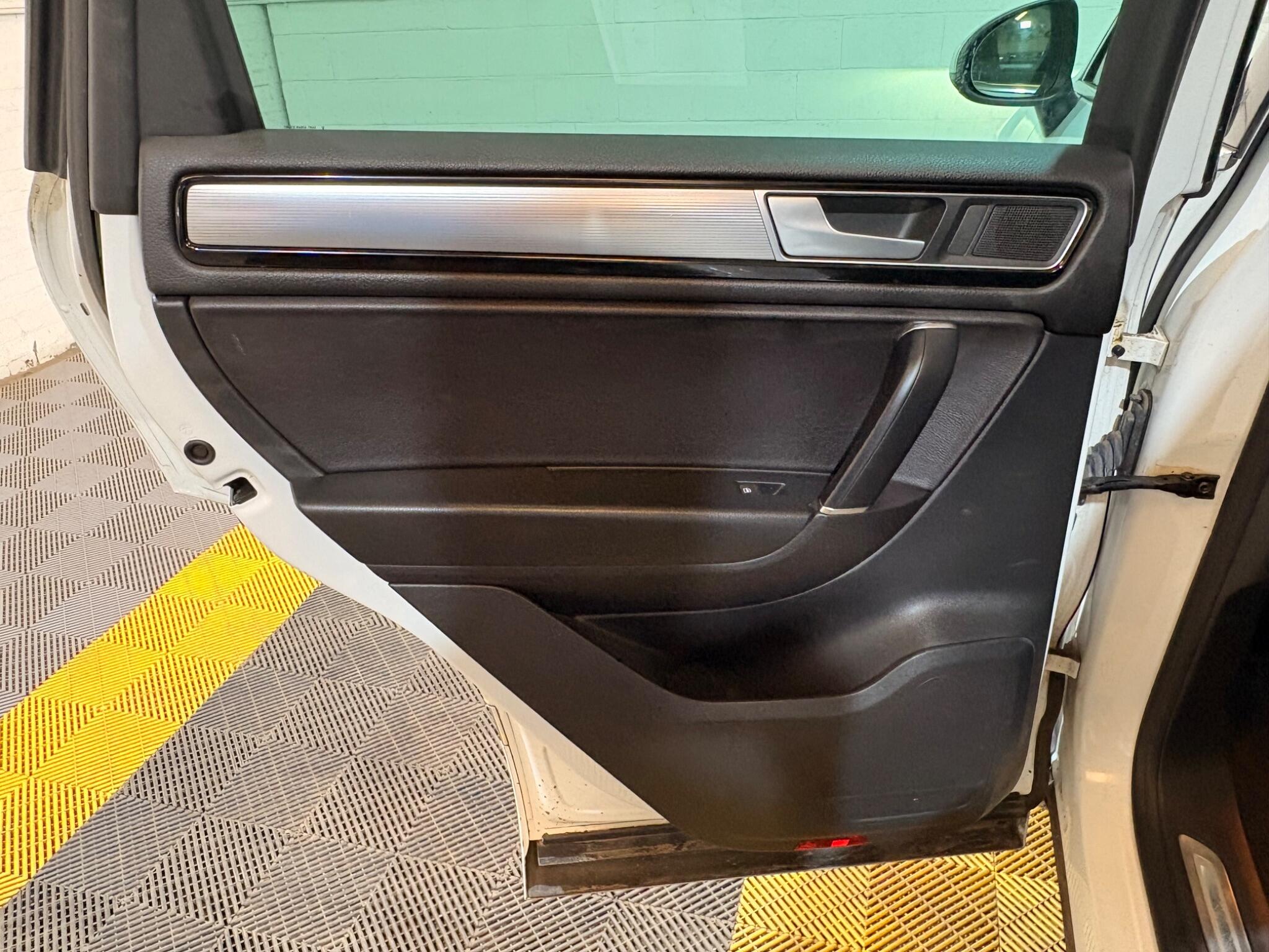 Volkswagen Touareg view 63