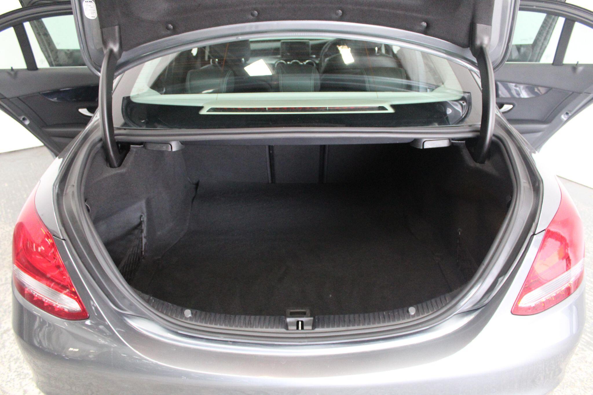 Mercedes-Benz C-Class view 23