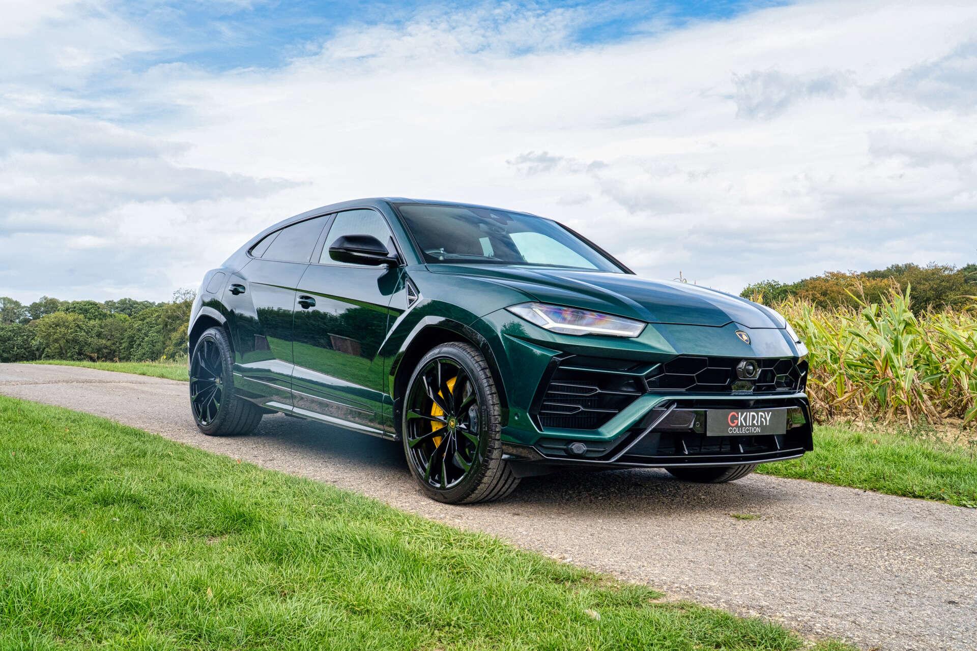 Lamborghini Urus view 3