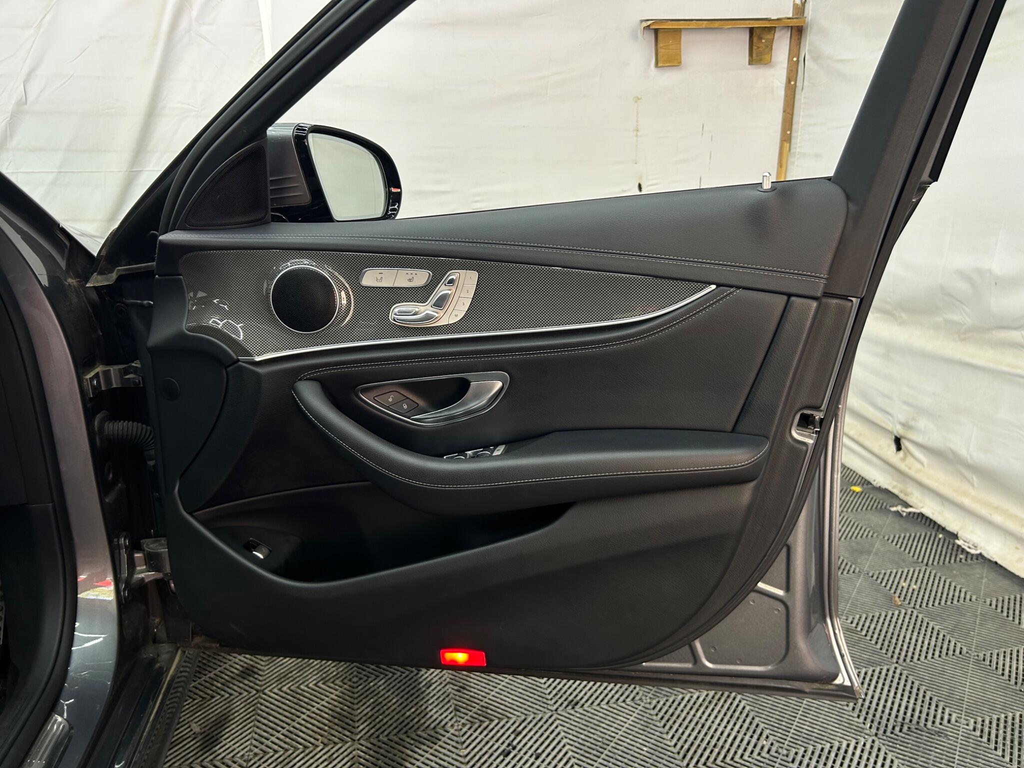 Mercedes-Benz E Class view 28