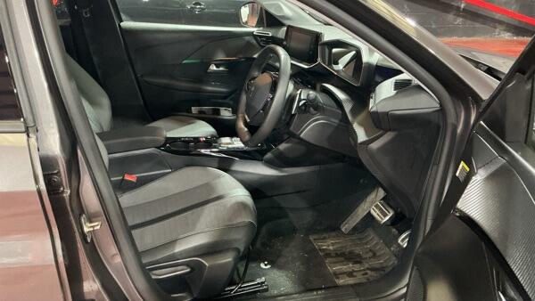 Peugeot 208 view 9