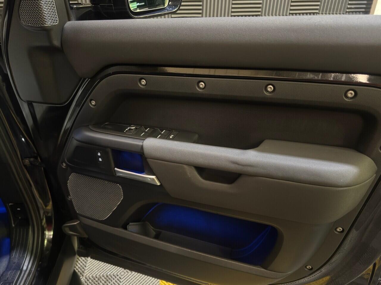 Land Rover Defender 110 view 17