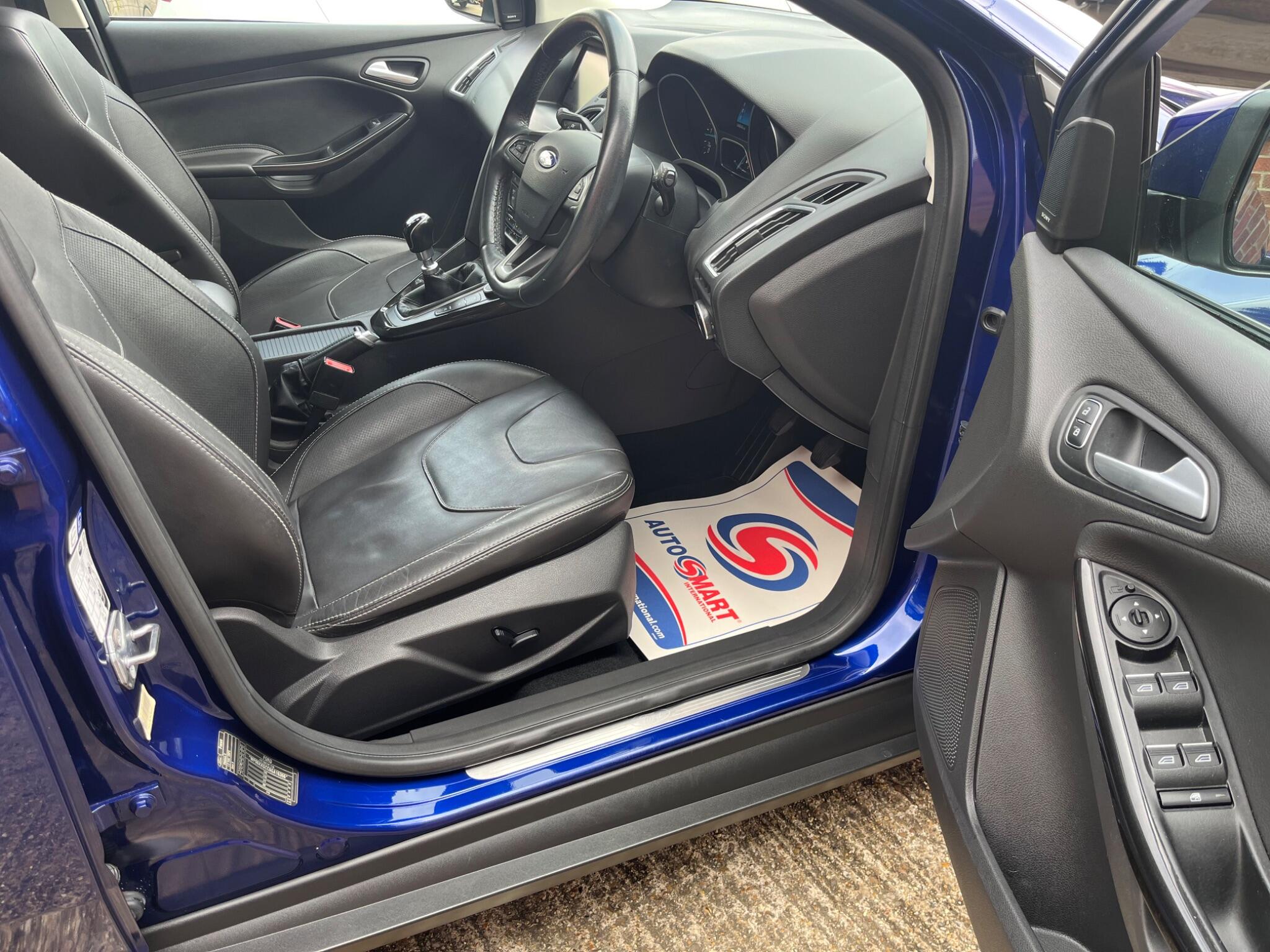 Ford Focus view 28