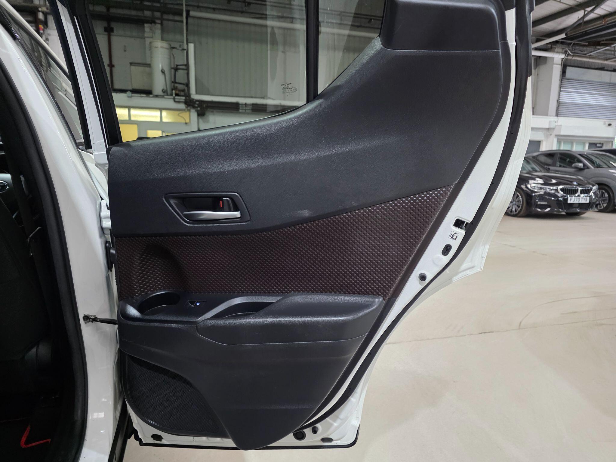 Toyota C-HR view 18