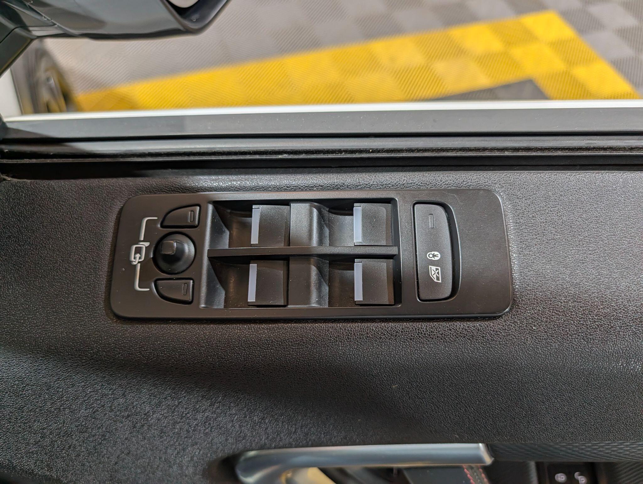 Land Rover Discovery Sport view 92