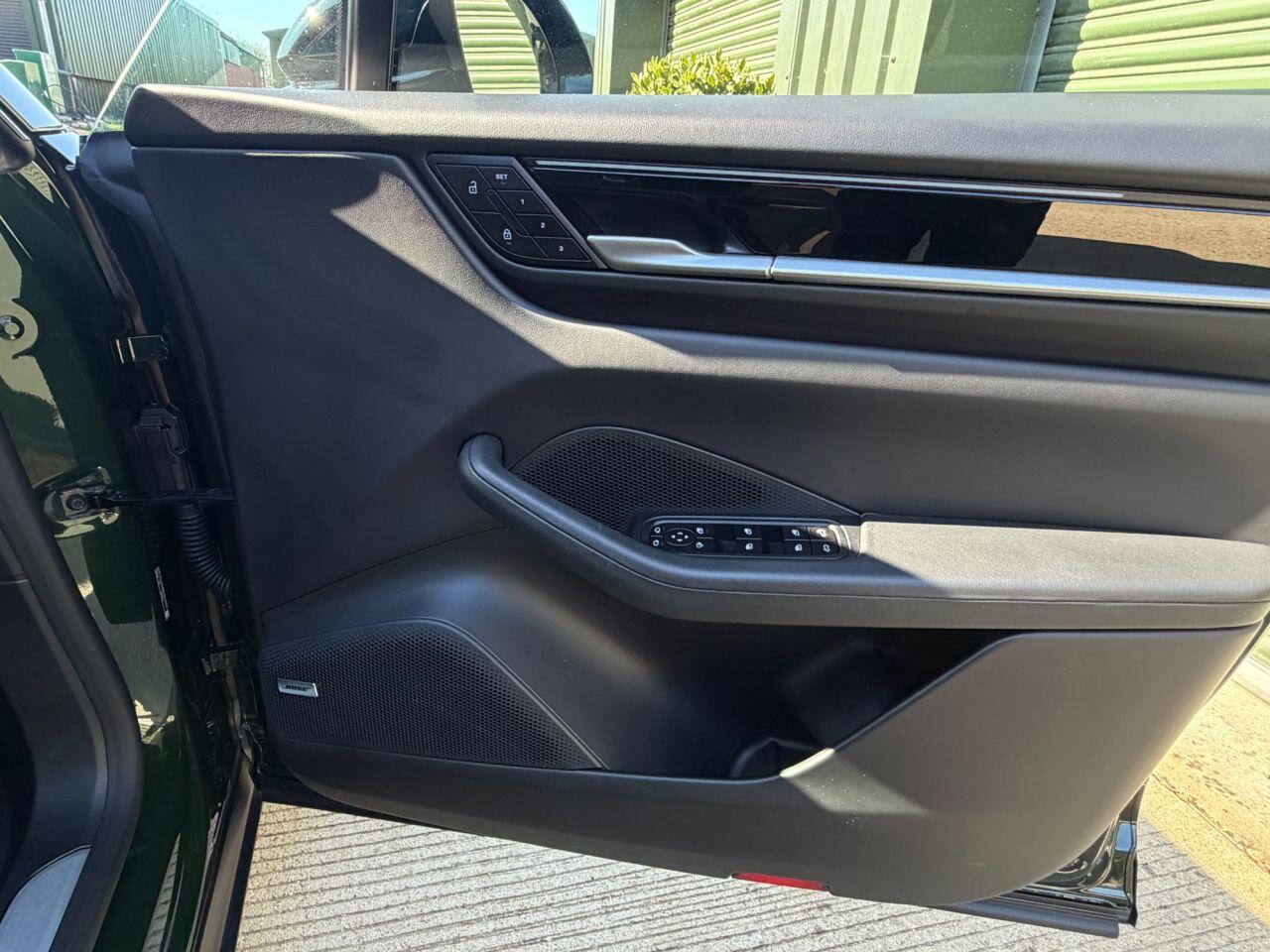 Porsche Macan view 33