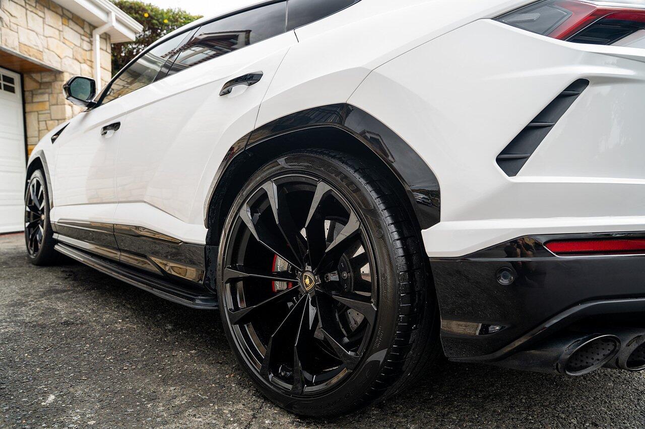 Lamborghini Urus view 11
