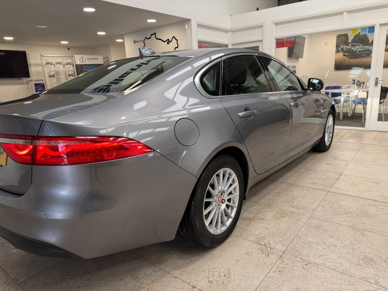Jaguar XF view 23