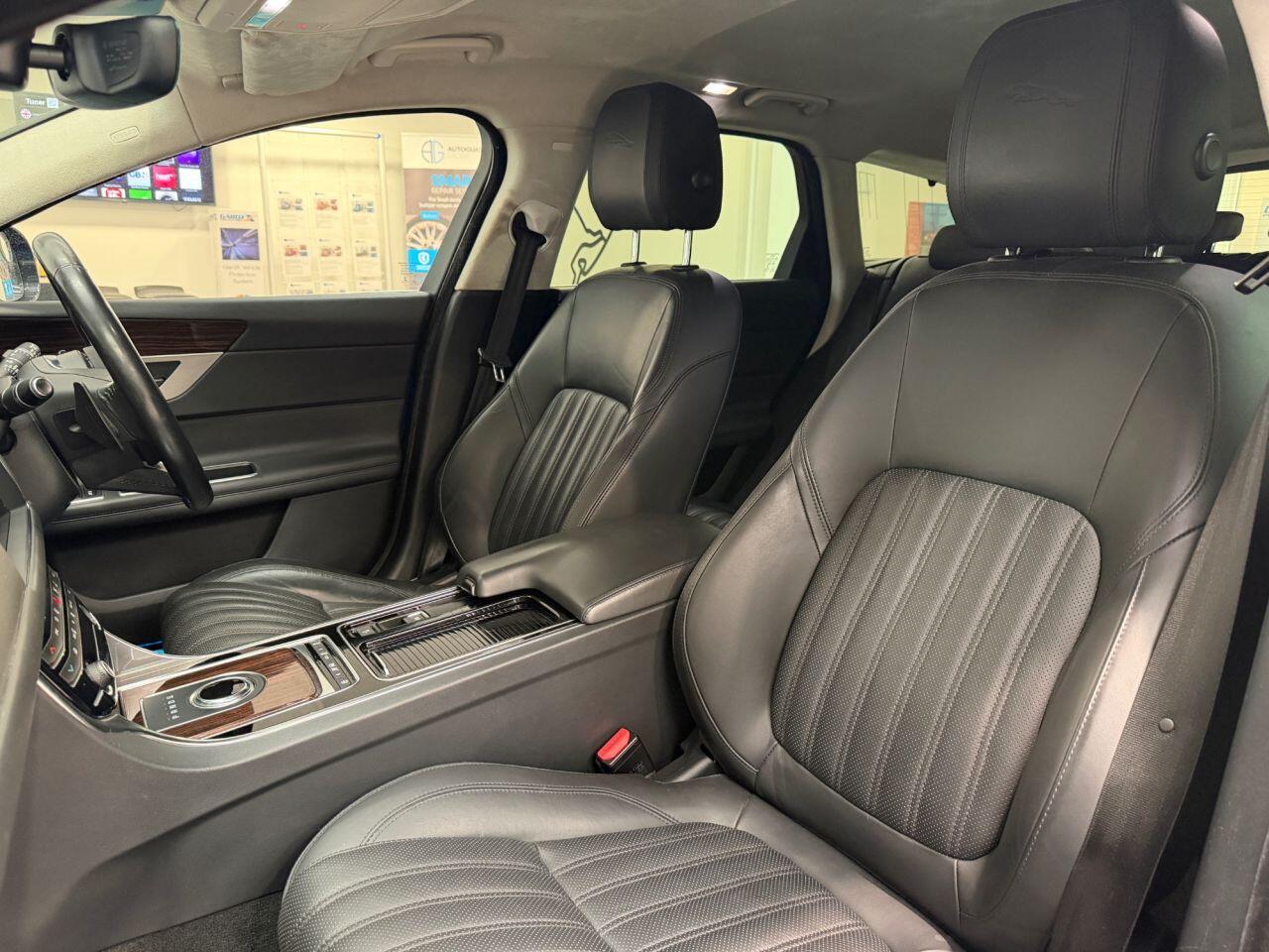 Jaguar XF view 32