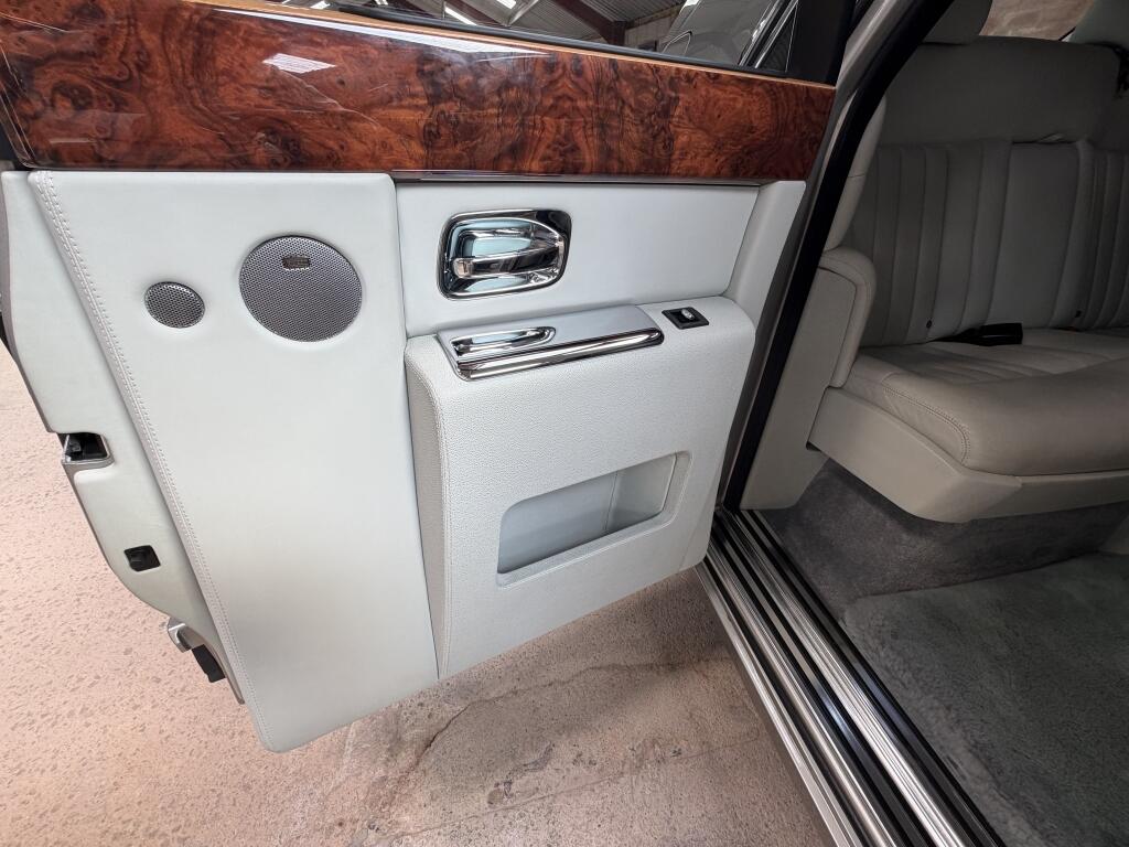 Rolls-Royce Phantom view 29