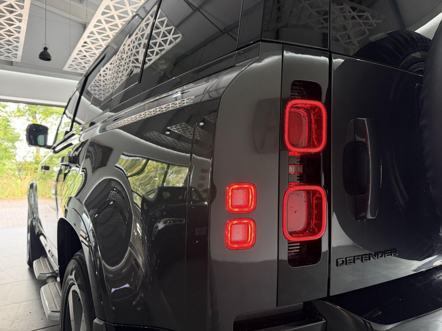 Land Rover Defender 110 view 66