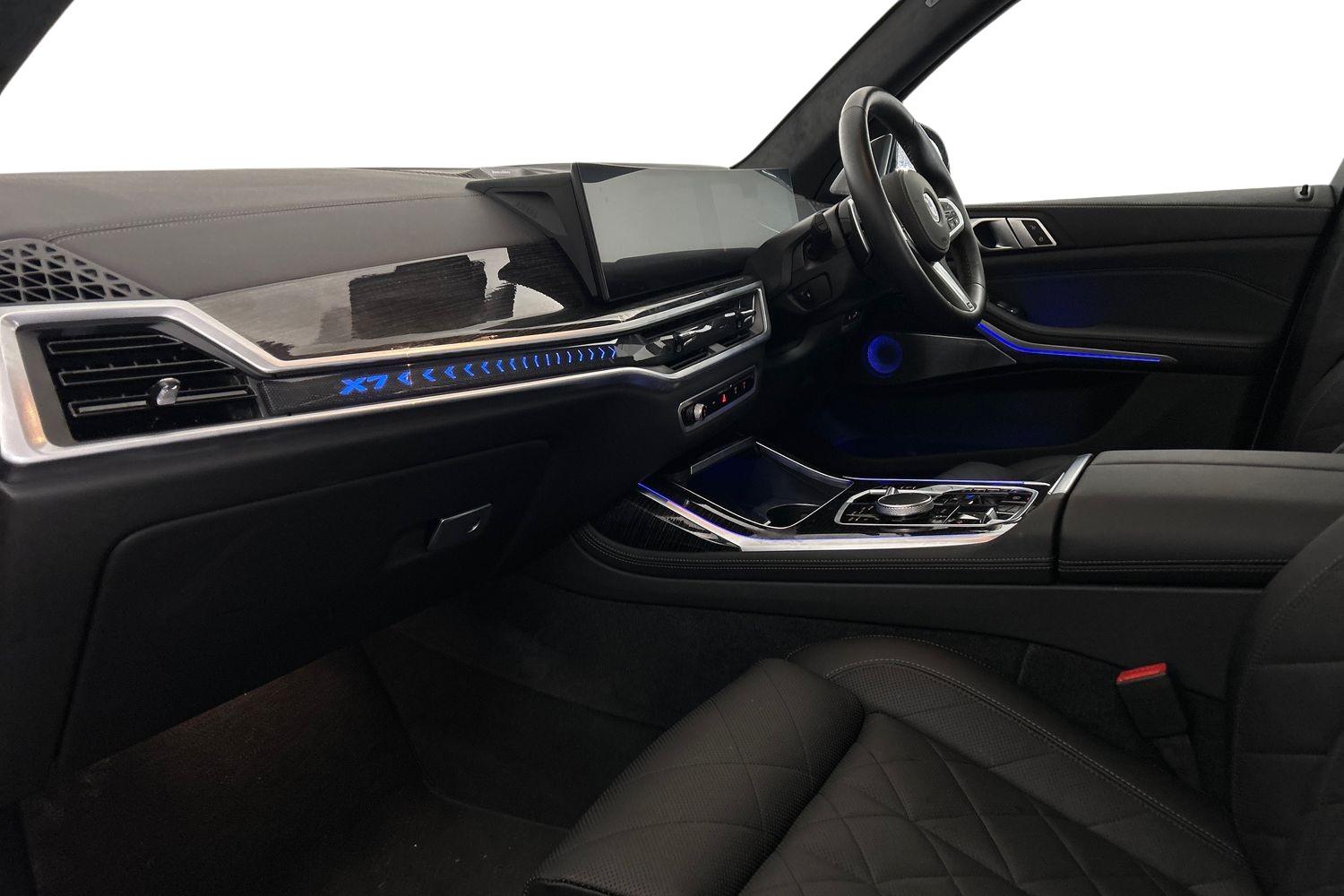 BMW X7 view 8
