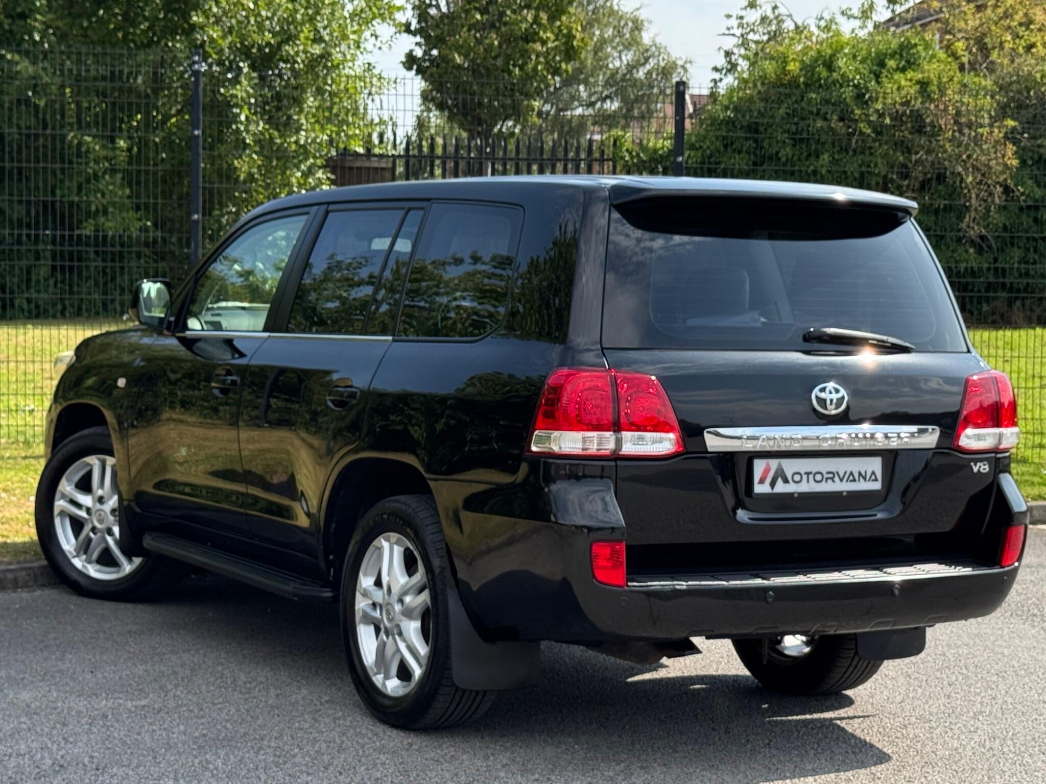 Toyota Land Cruiser view 4