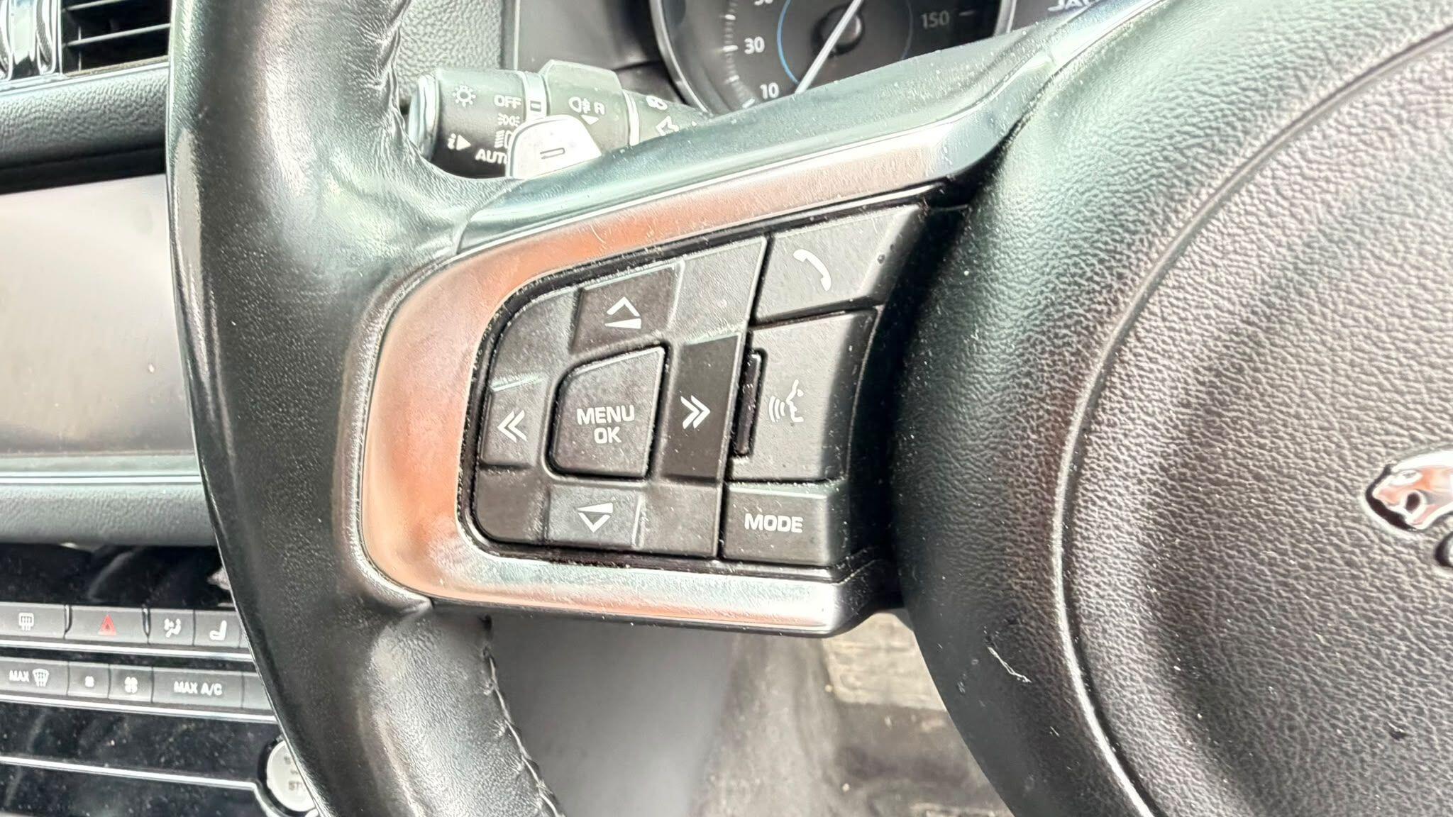 Jaguar XF view 24