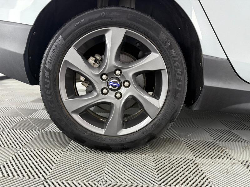 2013 Volvo V40 Cross Country image 10