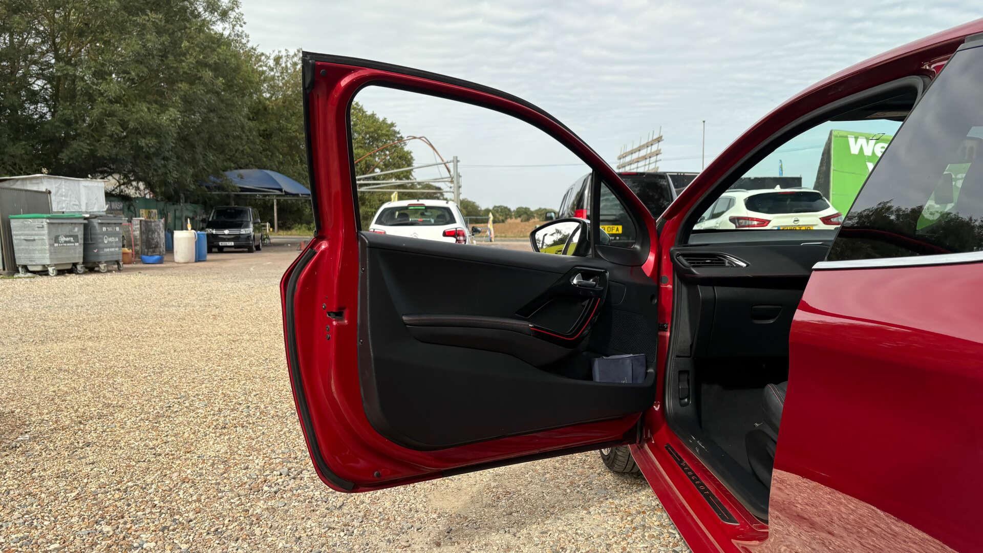Peugeot 208 view 31