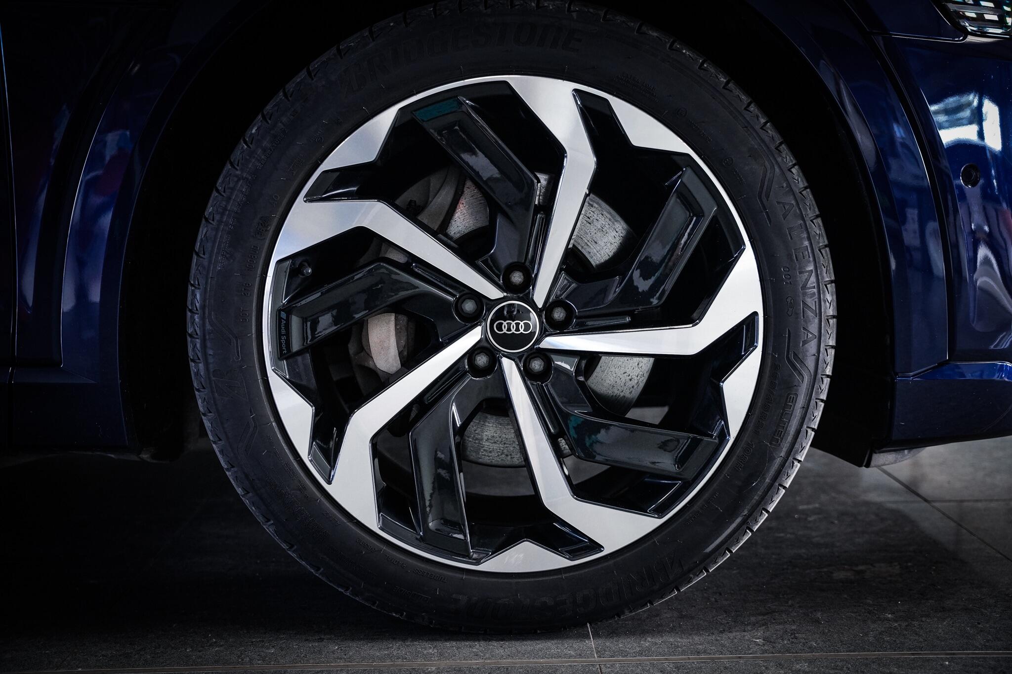 Audi E-Tron view 26